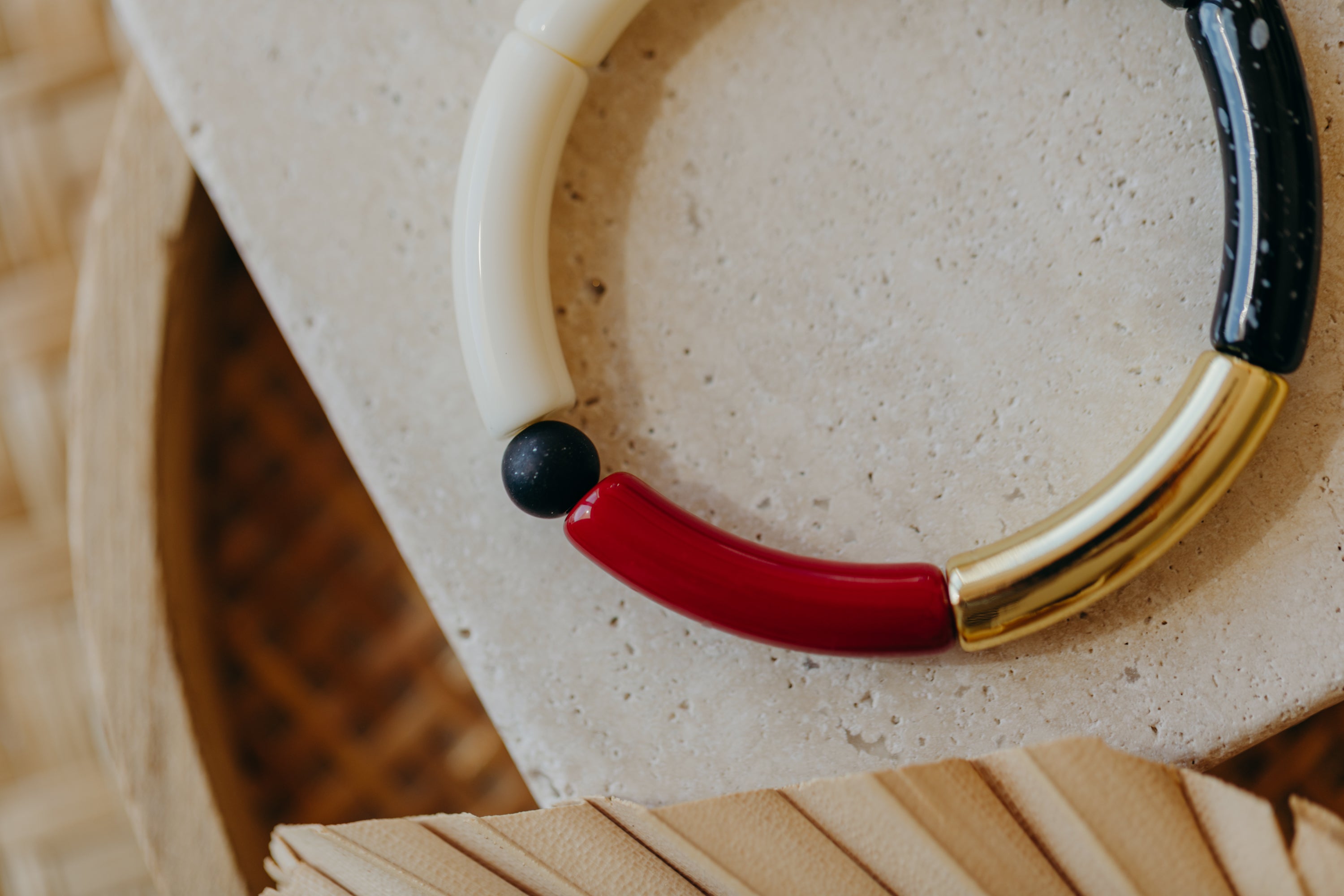 Perlenarmband 010 mit Tube Perlen in Gold, Creme, Weinrot und Schwarz