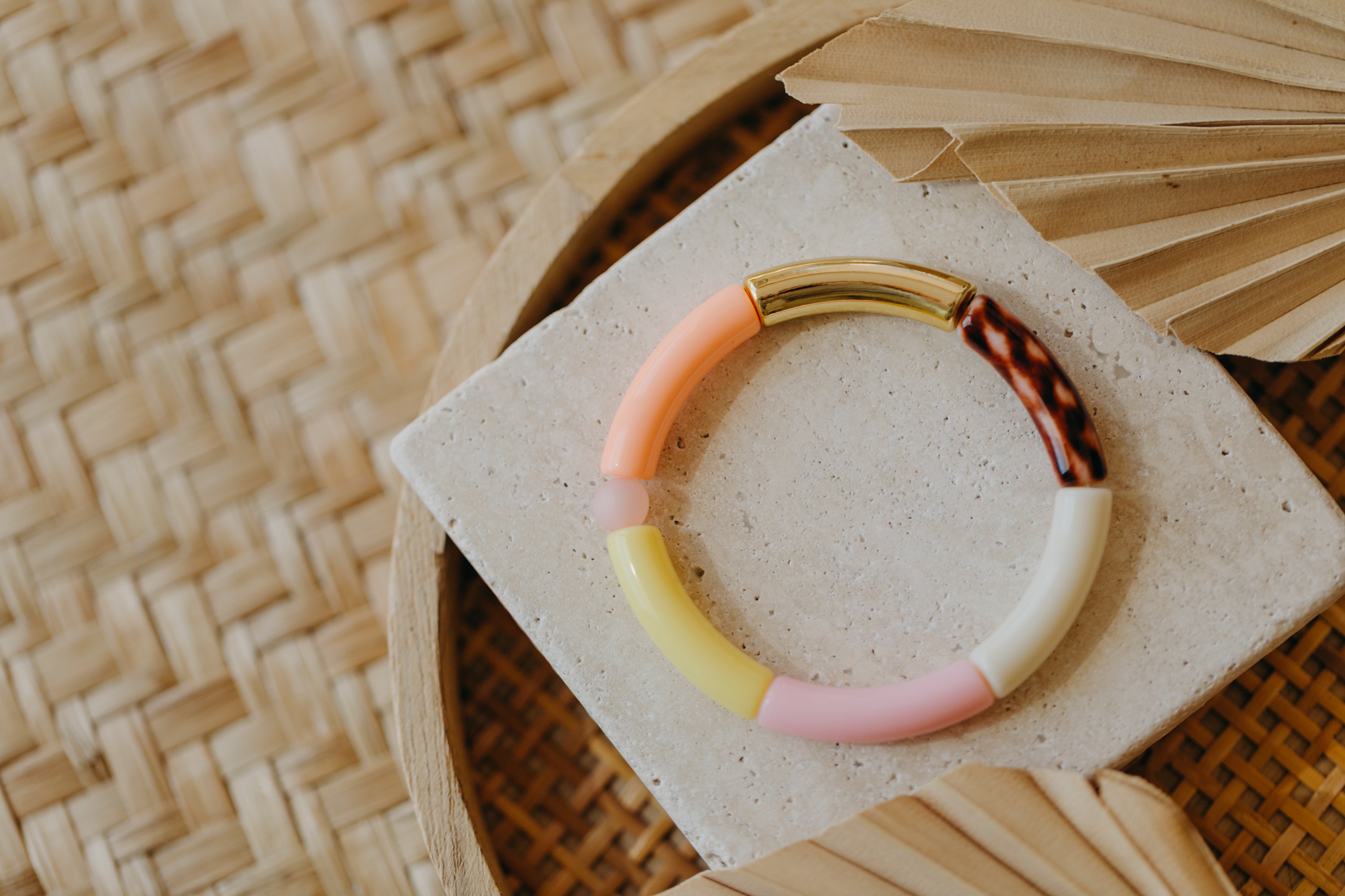 Pearl bracelet with tube pearls in gold, cream, yellow and purple