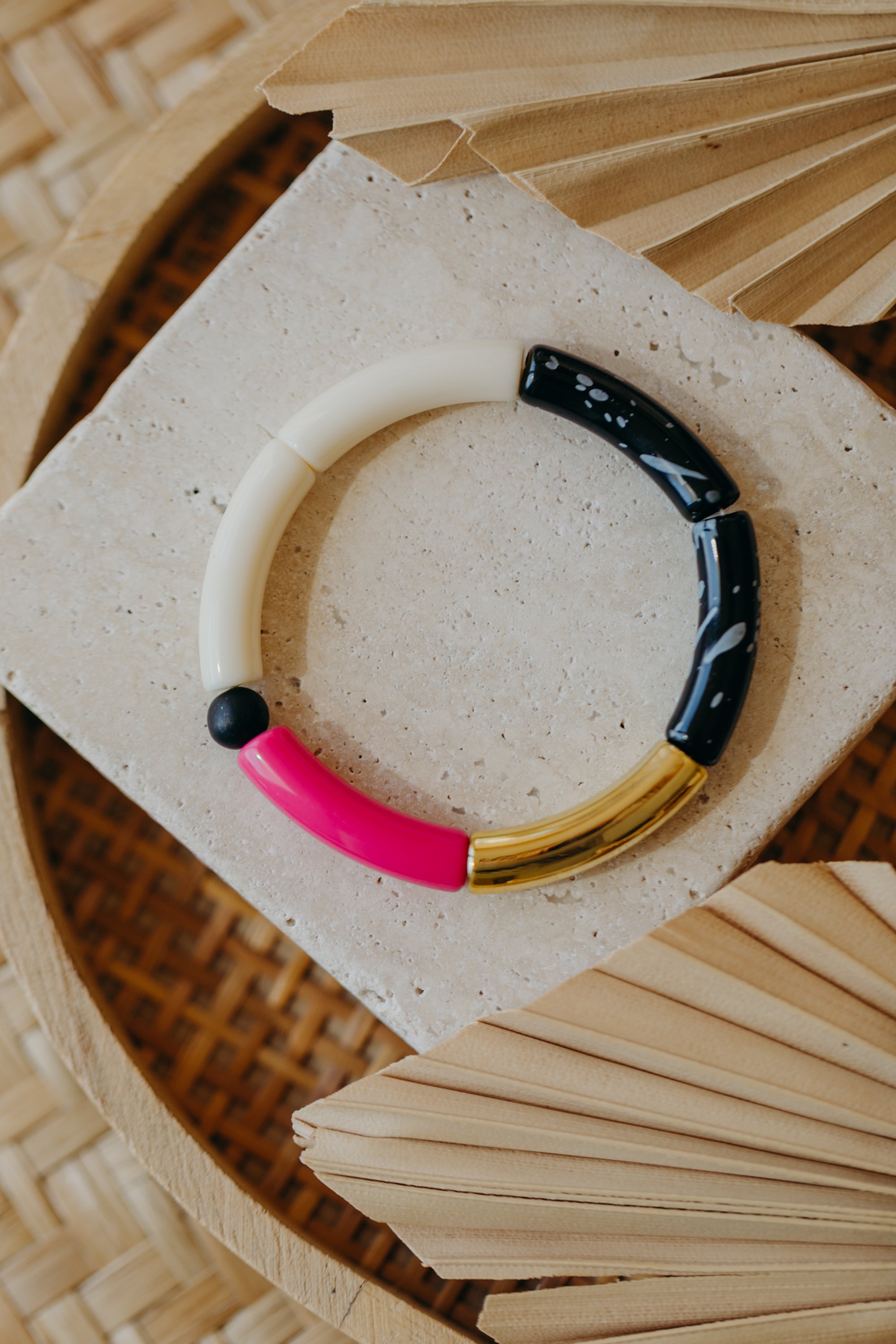 Perlenarmband 012 mit Tube Perlen in Gold, Creme, Dunkles Pink und Schwarz