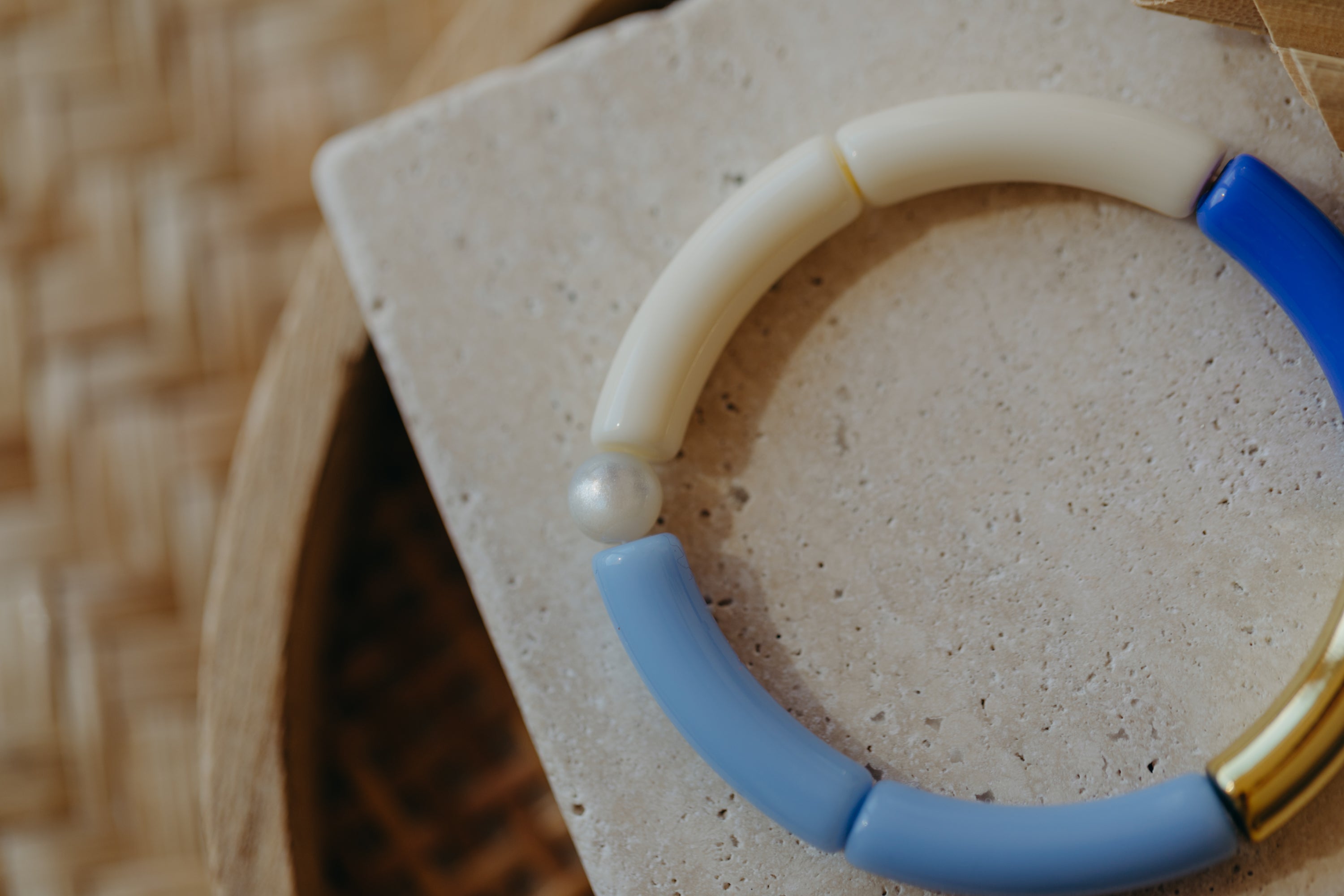 Pearl bracelet with tube pearls in gold, cream, yellow and purple