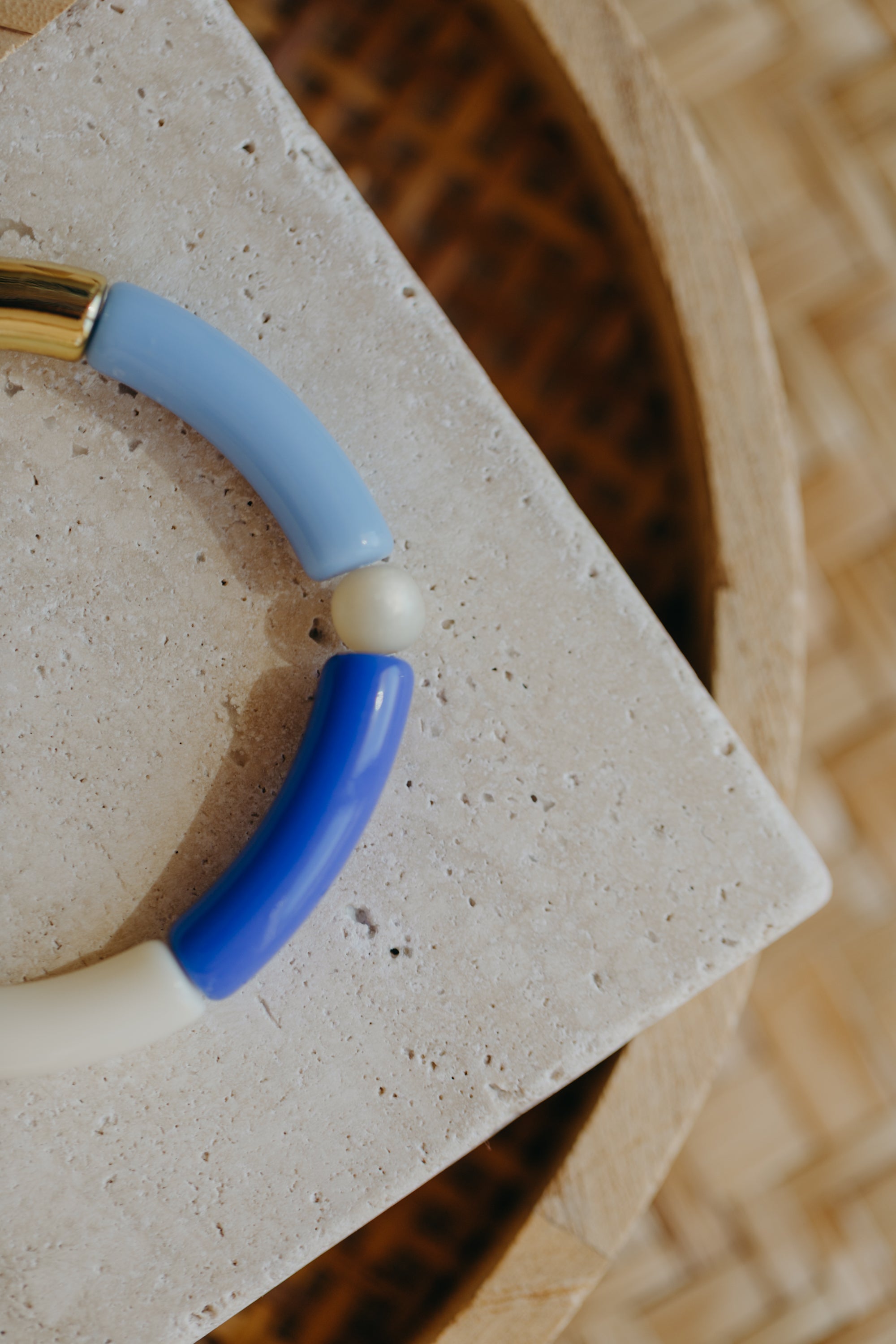 Perlenarmband 018 mit Tube Perlen in Gold, Creme, Gelb, Hellblau und dunkles Blau