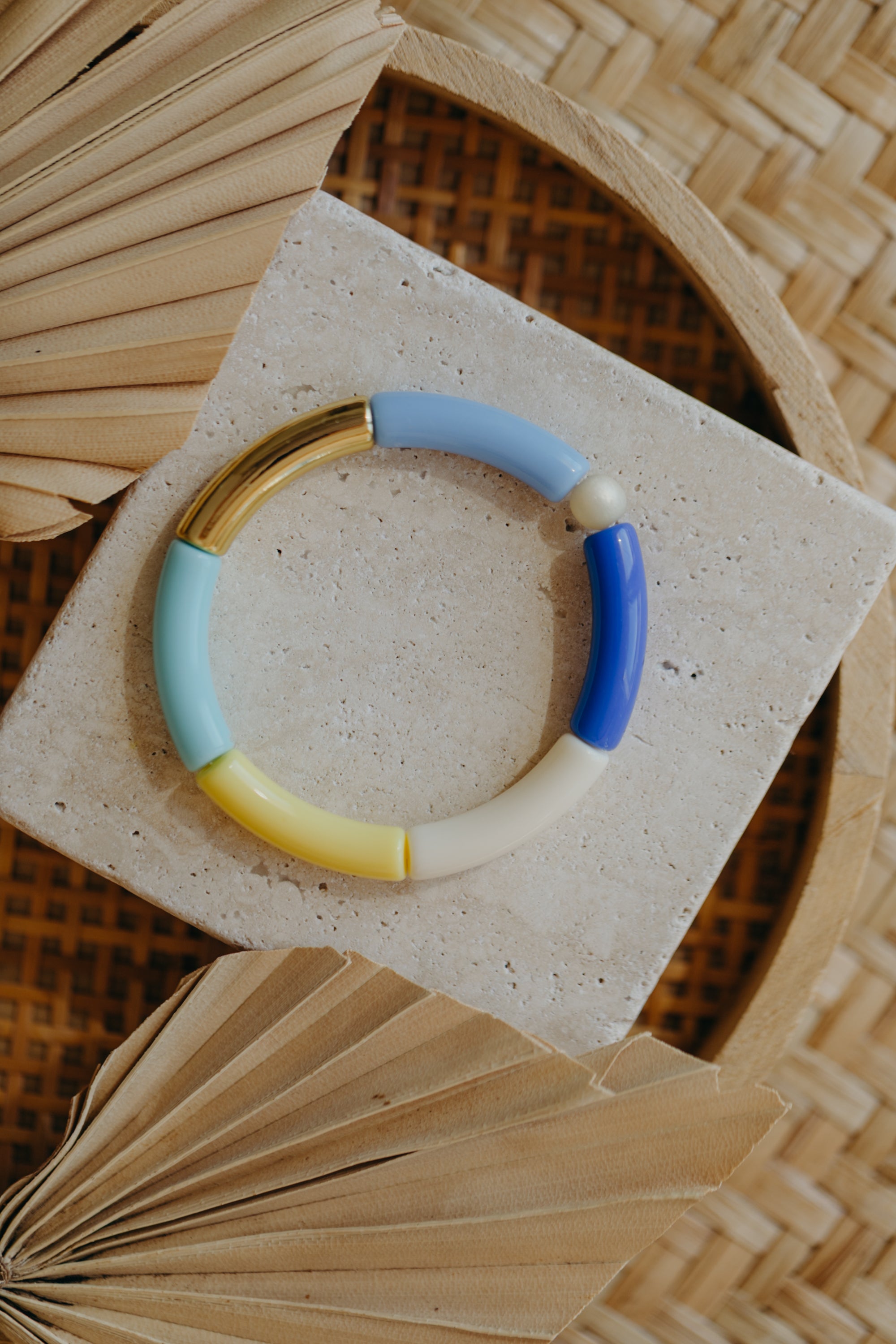 Perlenarmband 018 mit Tube Perlen in Gold, Creme, Gelb, Hellblau und dunkles Blau