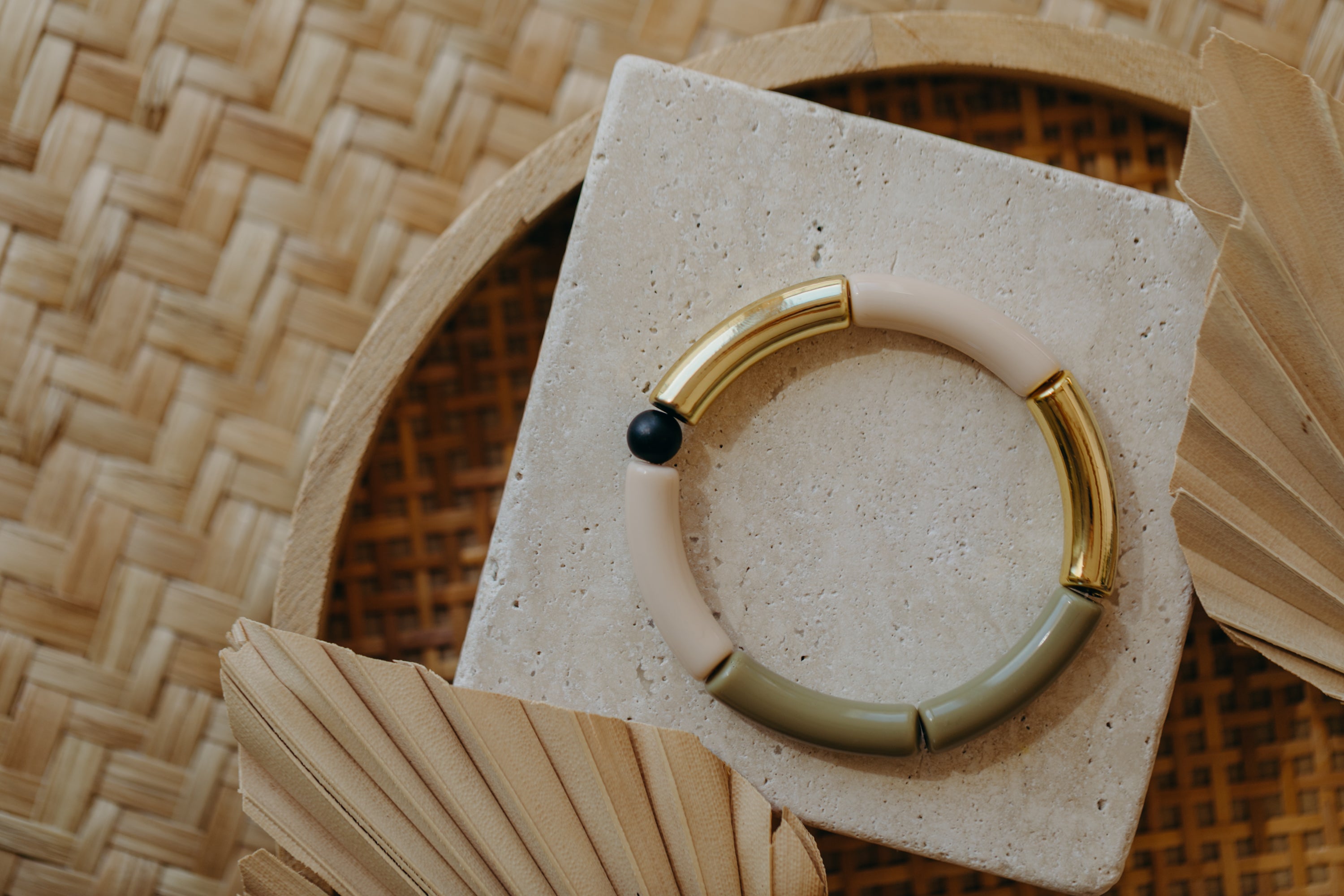 Pearl bracelet with tube pearls in gold, cream, yellow and purple