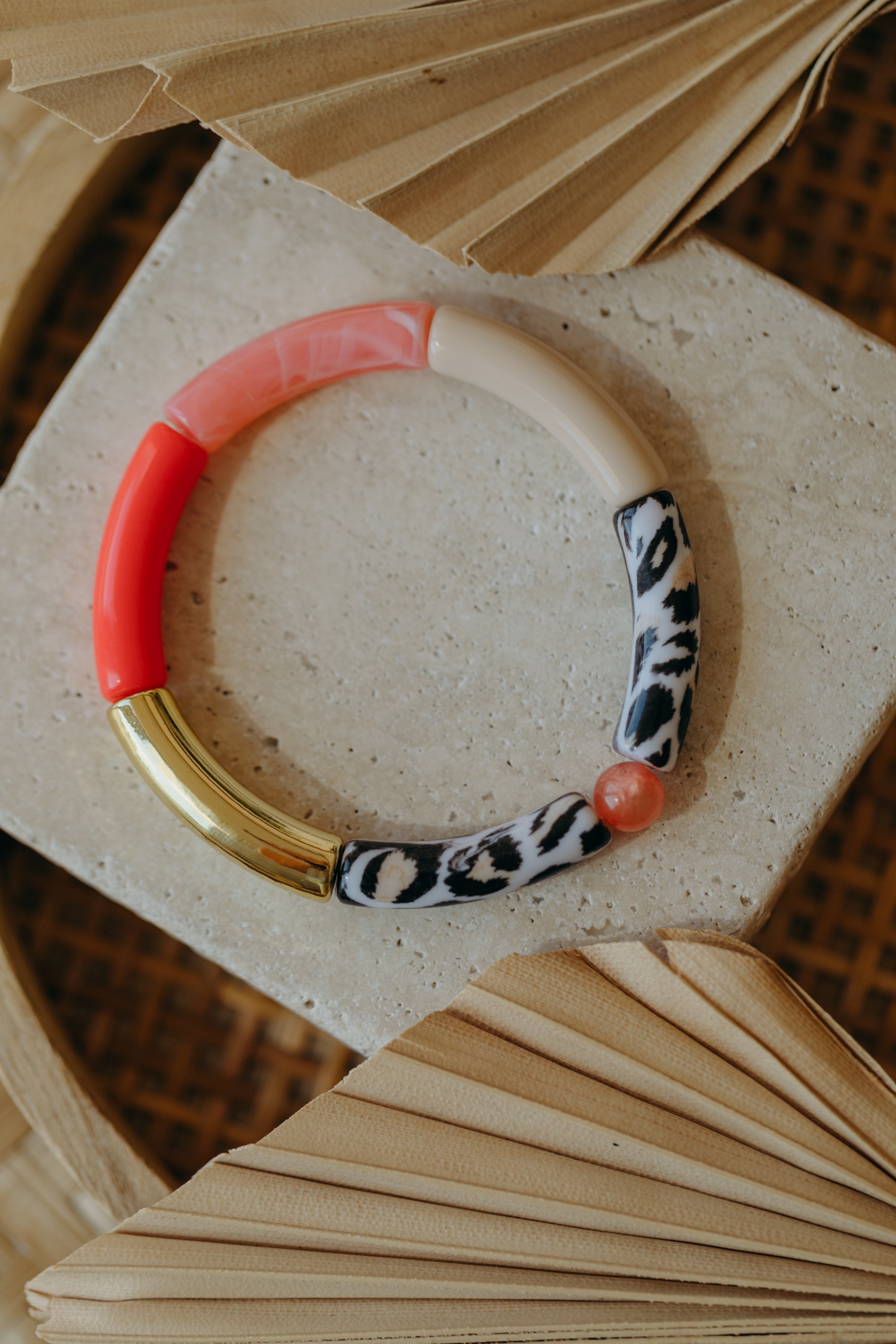 Perlenarmband 023 mit Tube Perlen in Gold, Beige, Pink und Leo-Print
