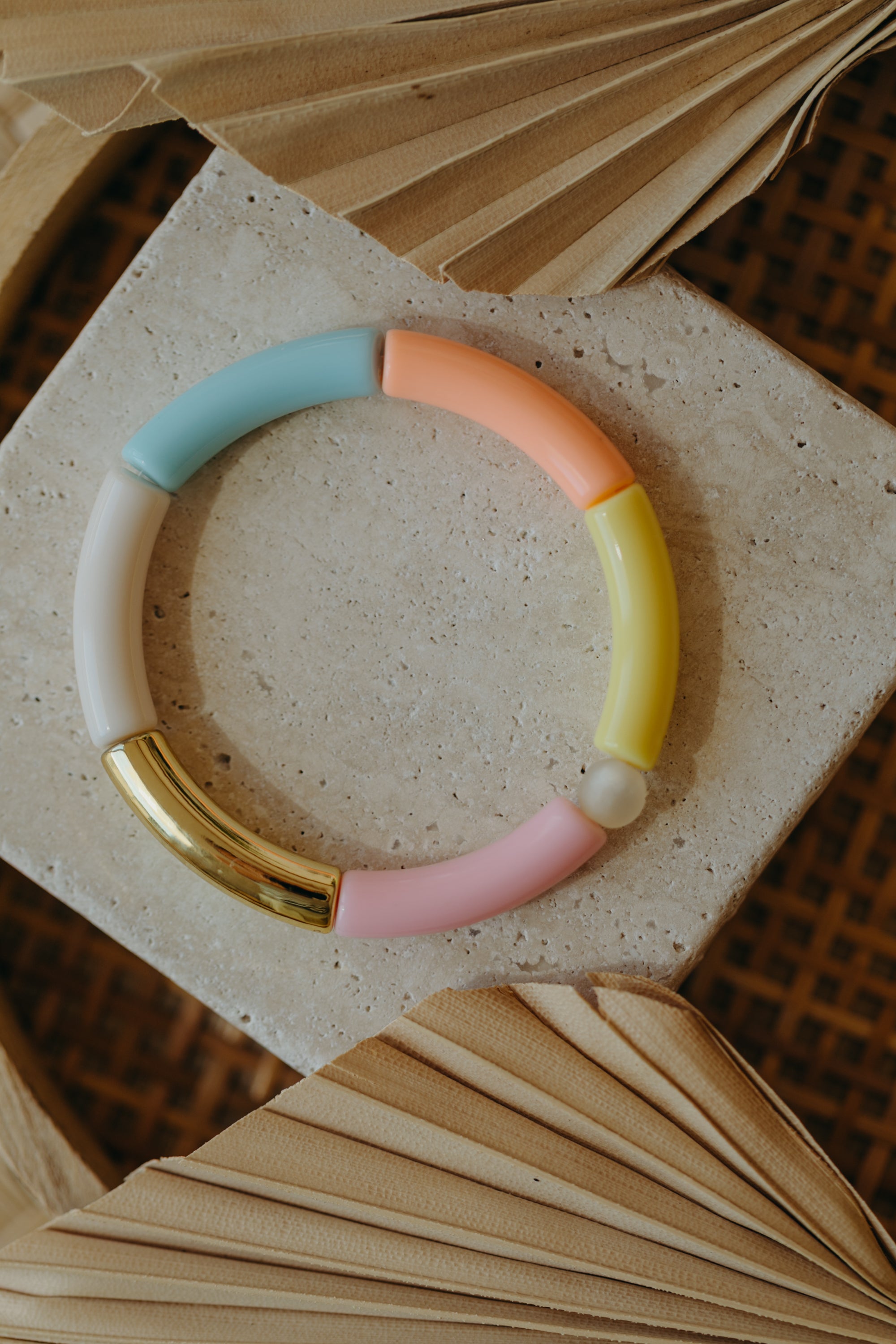 Perlenarmband 024 mit Tube Perlen in Gold, Creme, Gelb, Apricot, Rosa und Hellblau