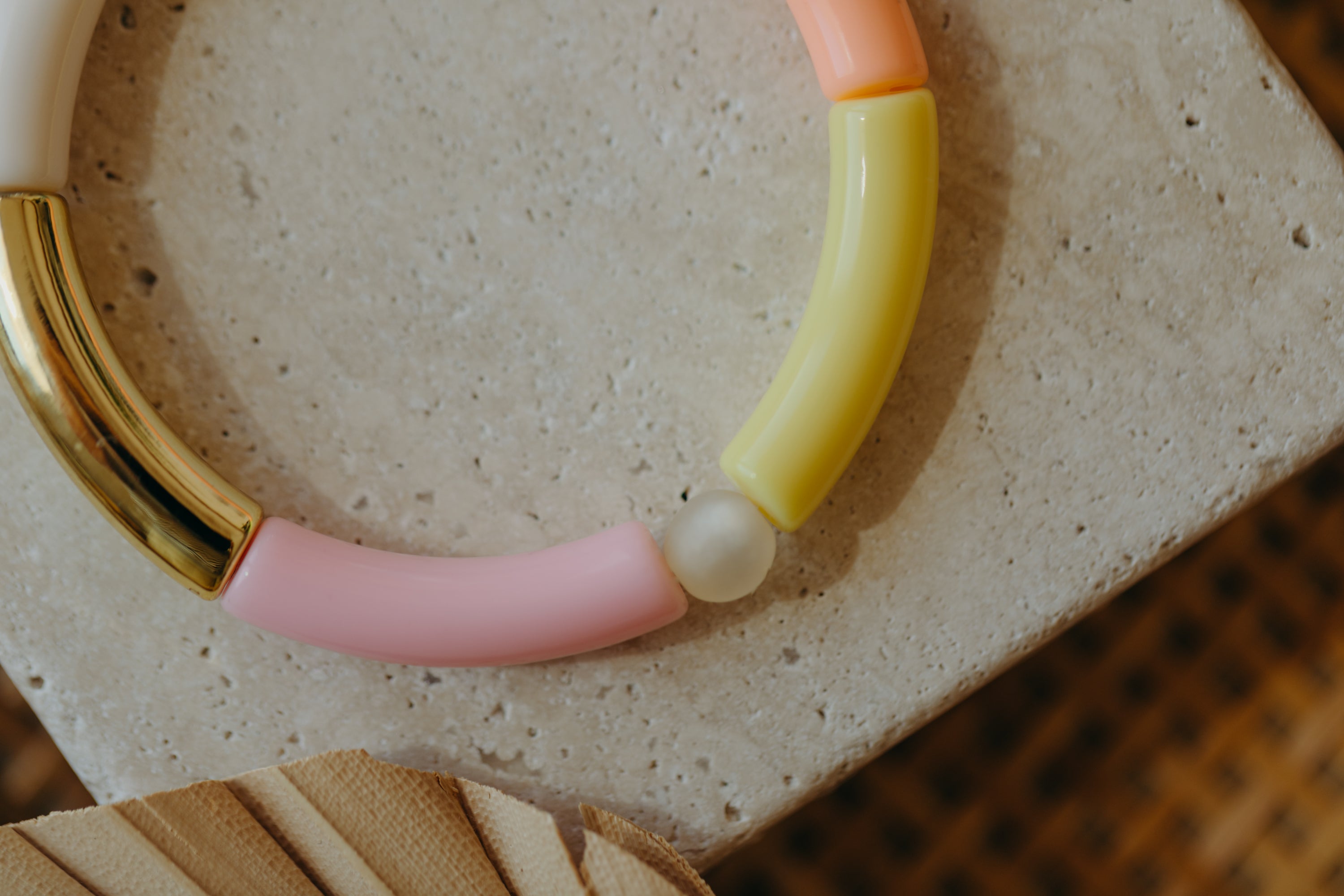 Perlenarmband 024 mit Tube Perlen in Gold, Creme, Gelb, Apricot, Rosa und Hellblau