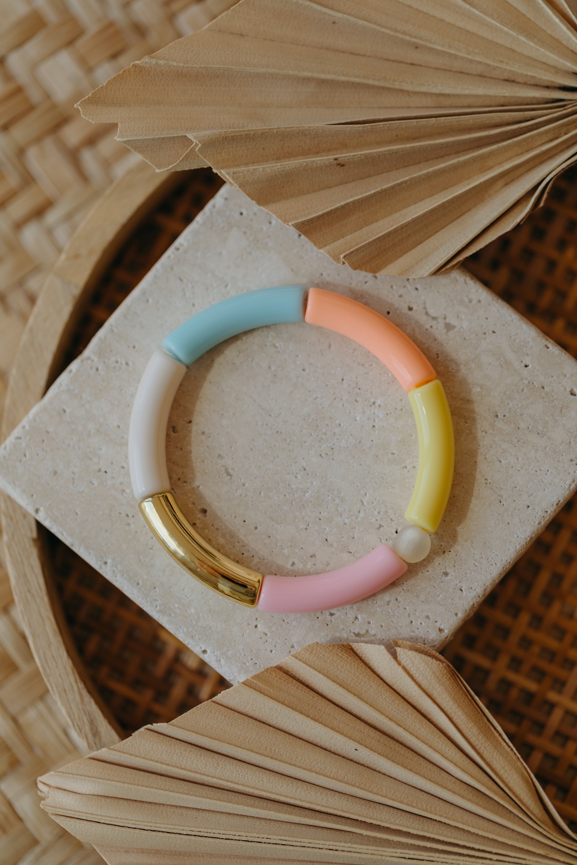 Perlenarmband 024 mit Tube Perlen in Gold, Creme, Gelb, Apricot, Rosa und Hellblau