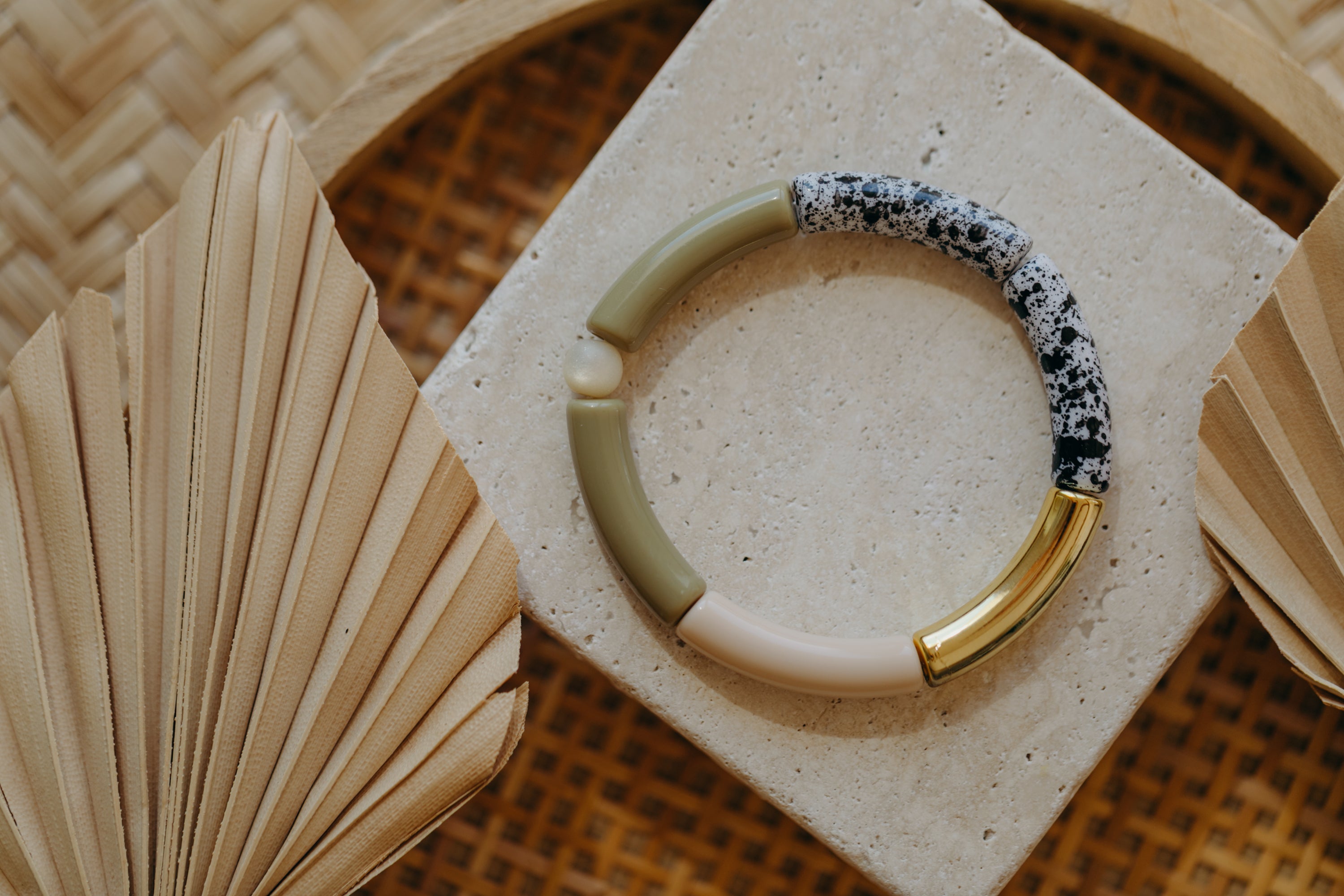 Perlenarmband 026 mit Tube Perlen in Gold, Beige, Olivgrün und Schwarz-Weiß