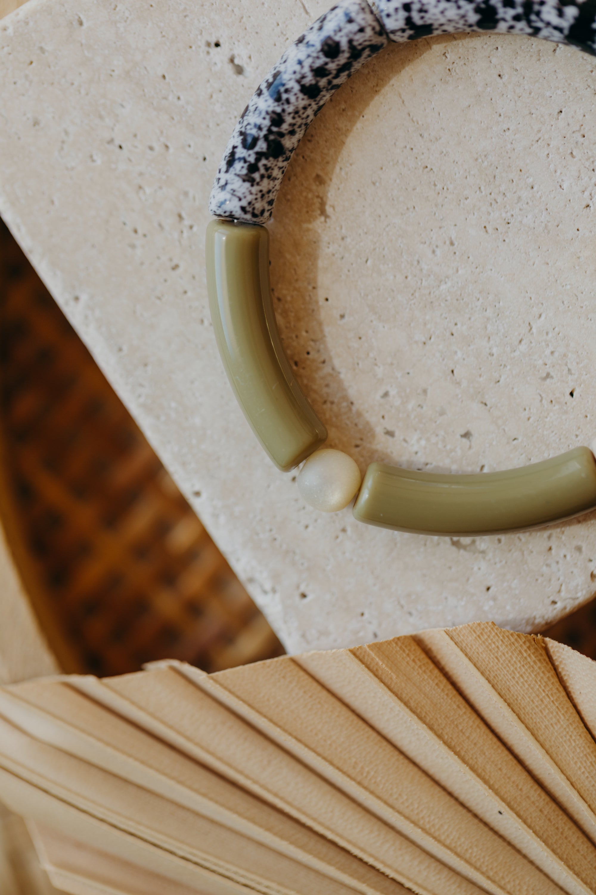 Perlenarmband 026 mit Tube Perlen in Gold, Beige, Olivgrün und Schwarz-Weiß