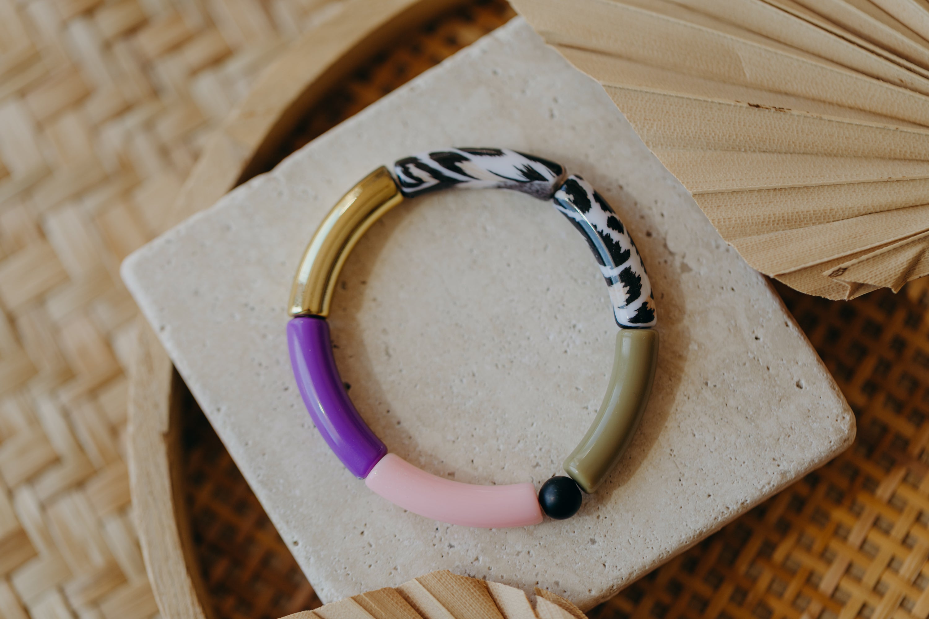 Pearl bracelet with tube pearls in gold, cream, yellow and purple