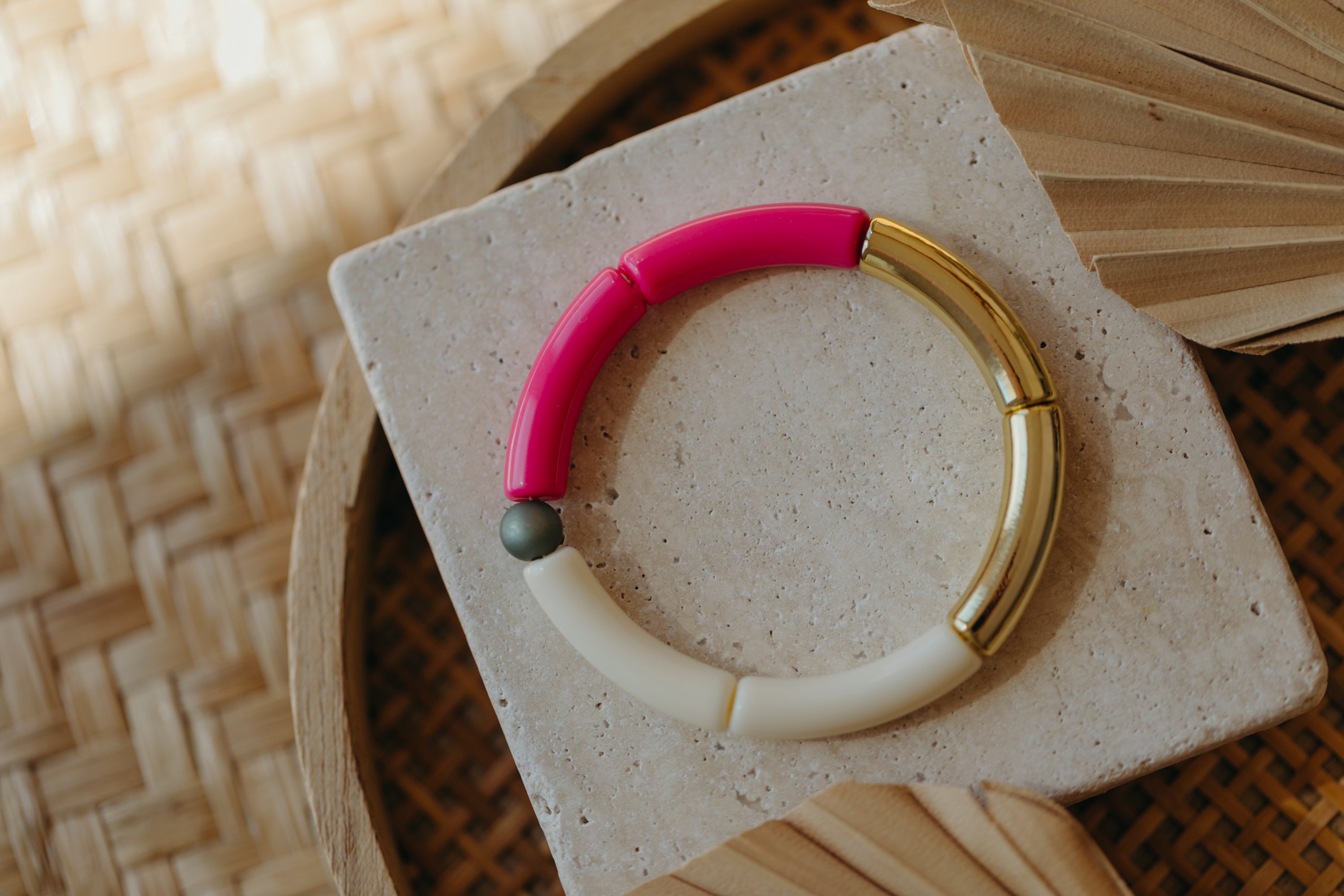 Pearl bracelet with tube pearls in gold, cream, yellow and purple