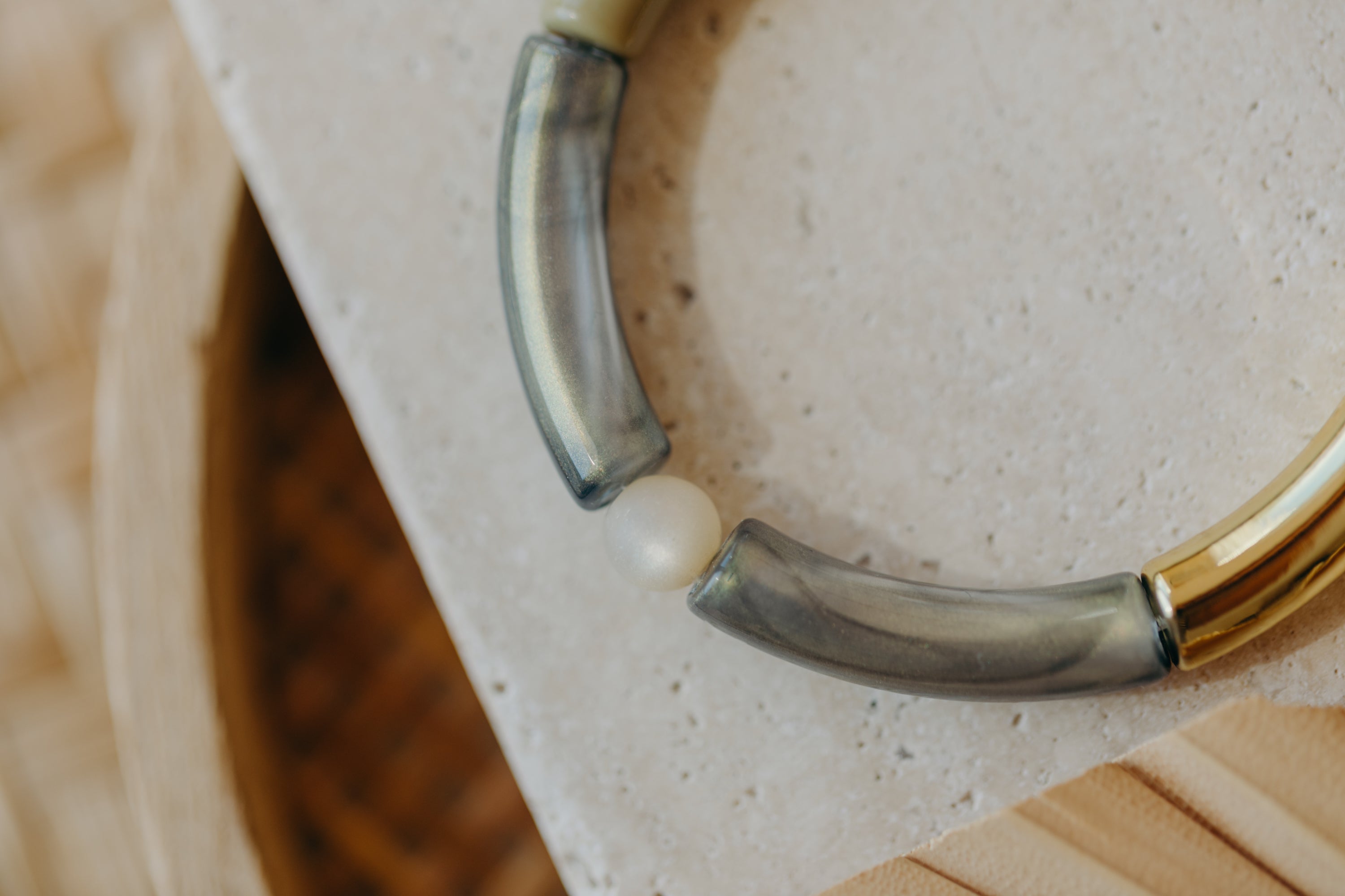 Pearl bracelet with tube pearls in gold, cream, yellow and purple