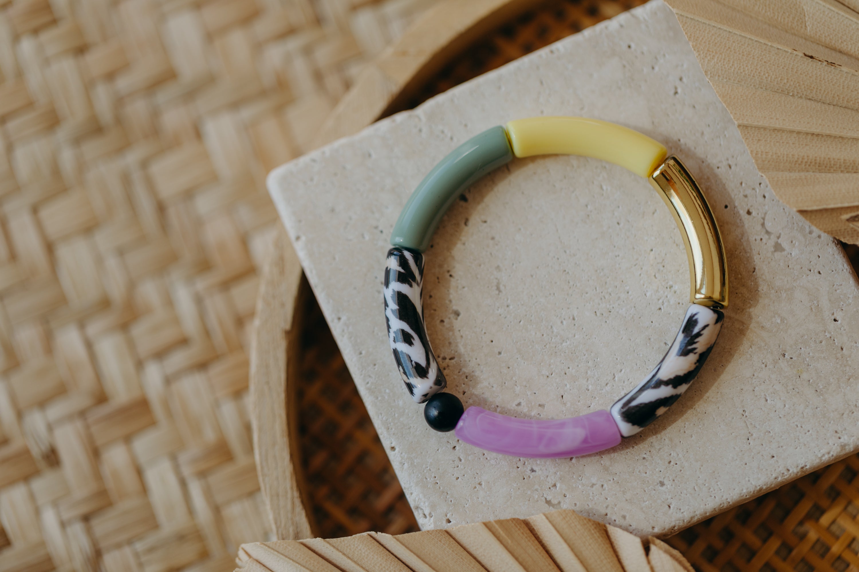Pearl bracelet with tube pearls in gold, cream, yellow and purple