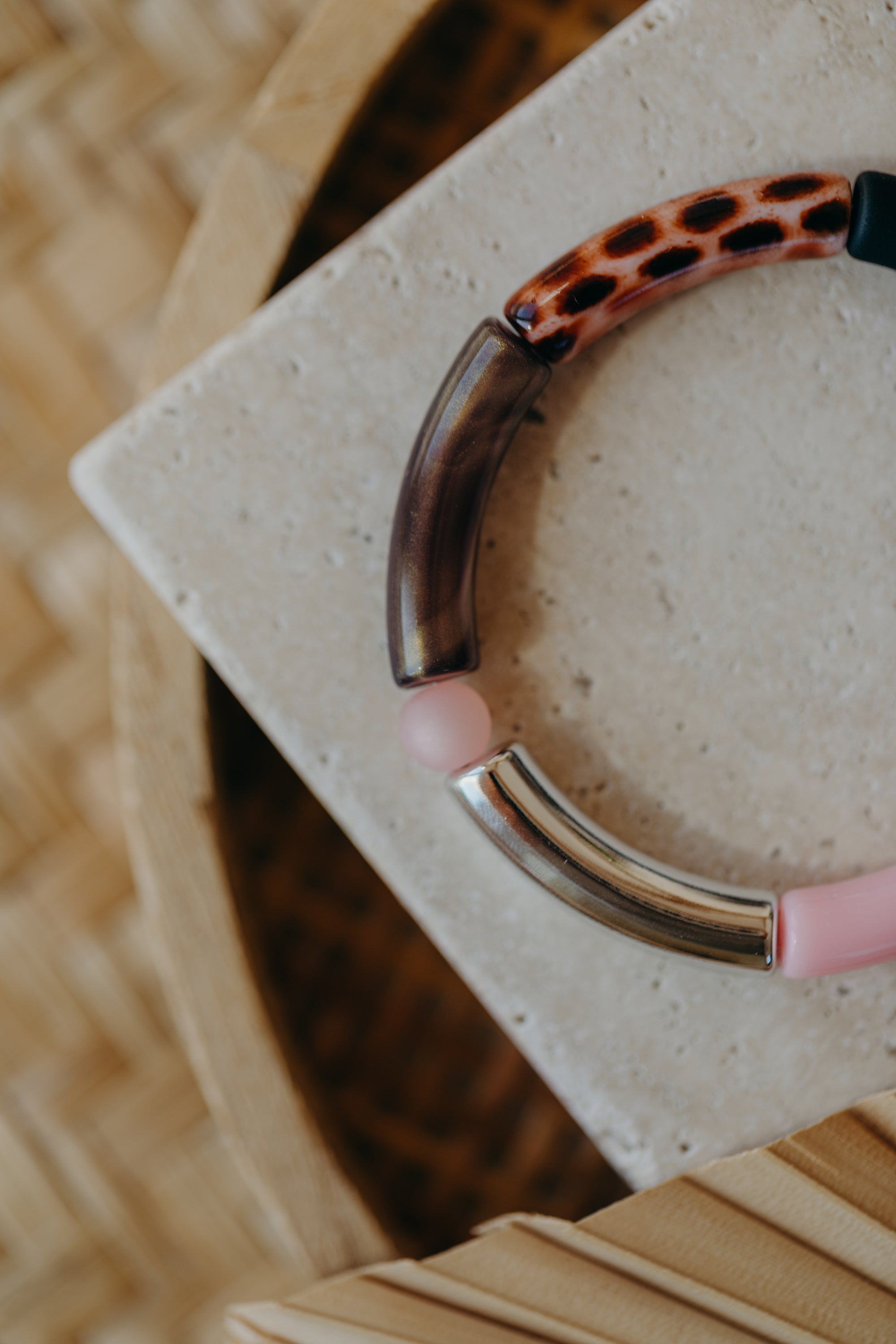Pearl bracelet with tube pearls in gold, cream, yellow and purple