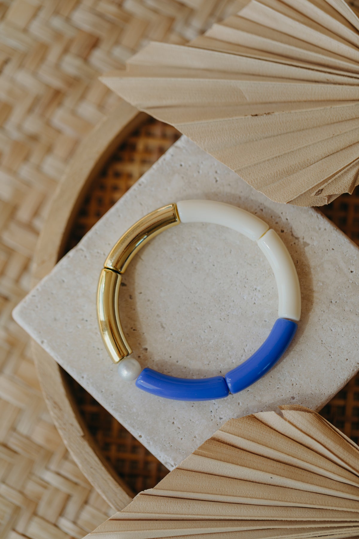 Perlenarmband 039 mit Tube Perlen in Gold, Weiß und Blau