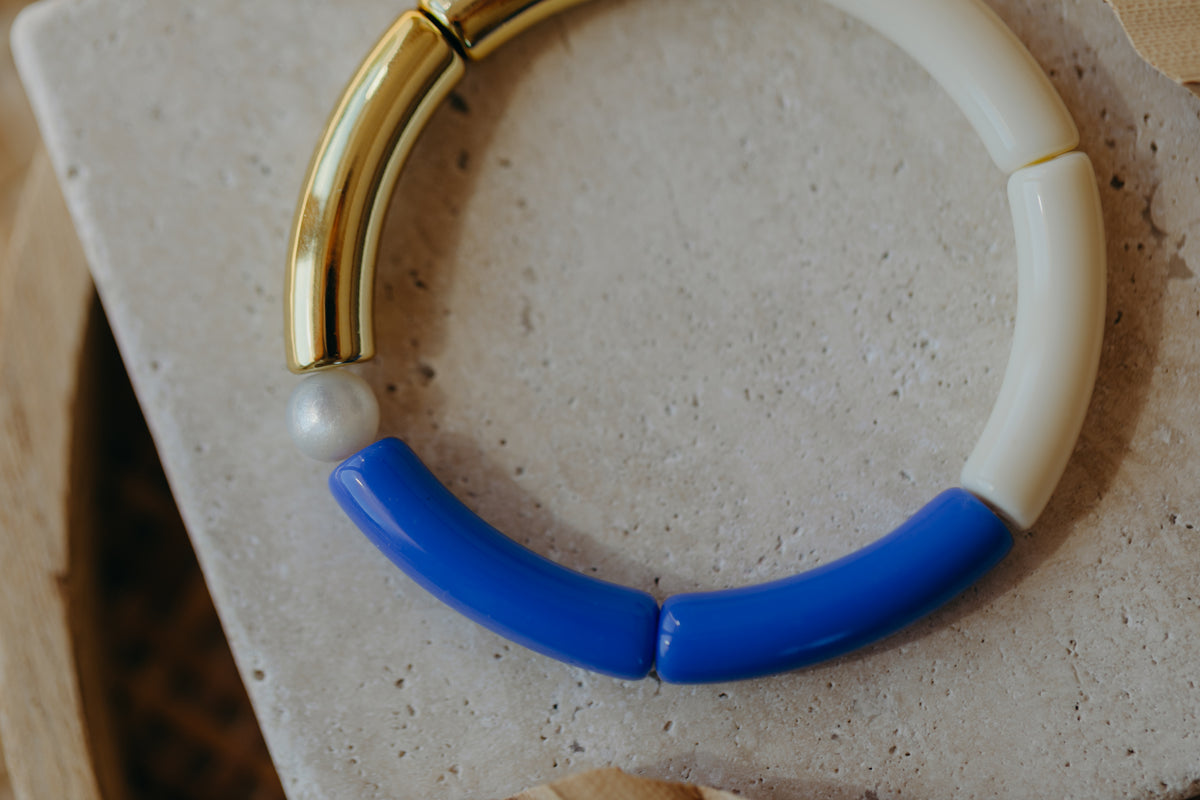 Perlenarmband 039 mit Tube Perlen in Gold, Weiß und Blau