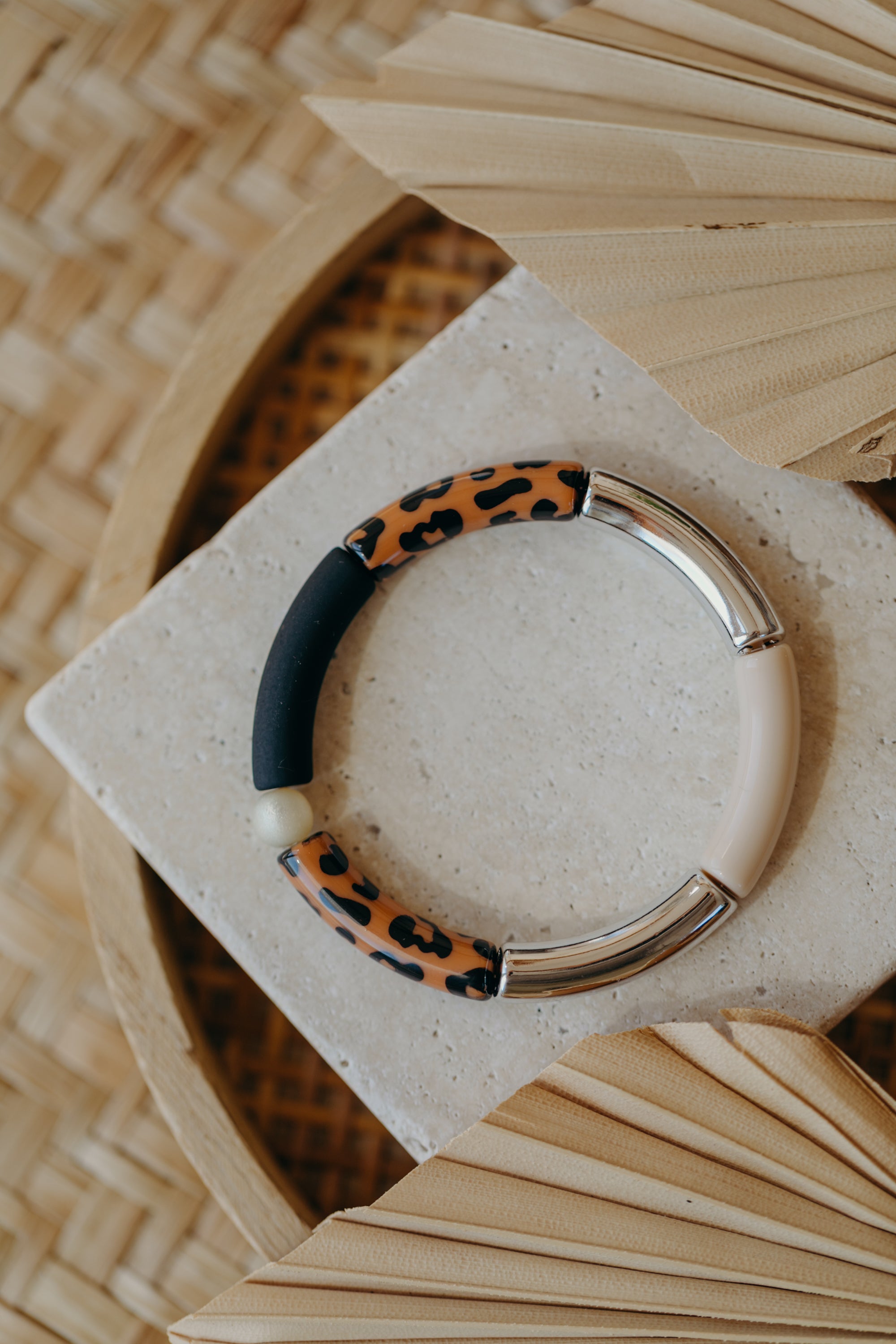 Perlenarmband 040 mit Tube Perlen in Silber, Creme, Schwarz und Leo Print