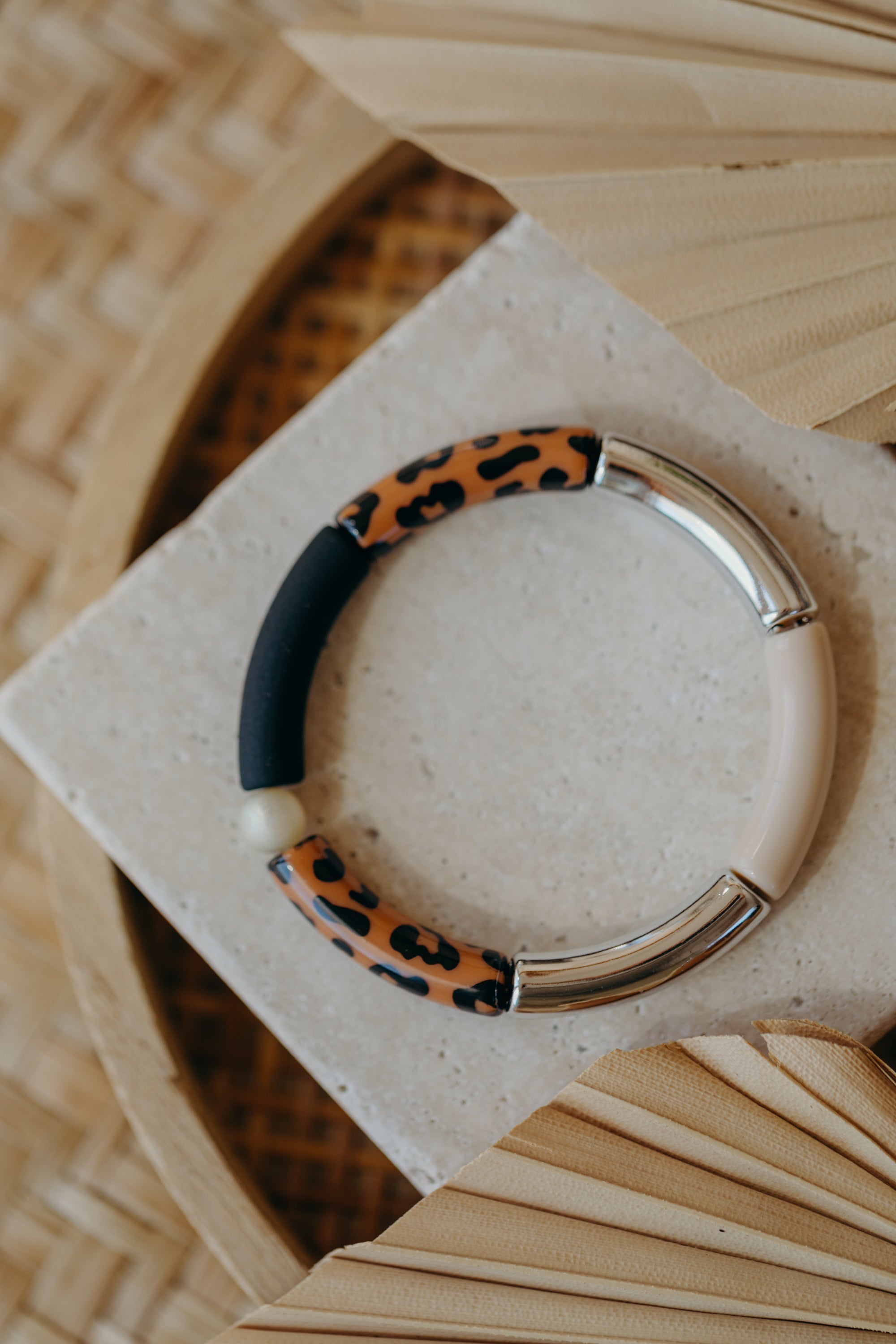 Perlenarmband 040 mit Tube Perlen in Silber, Creme, Schwarz und Leo Print