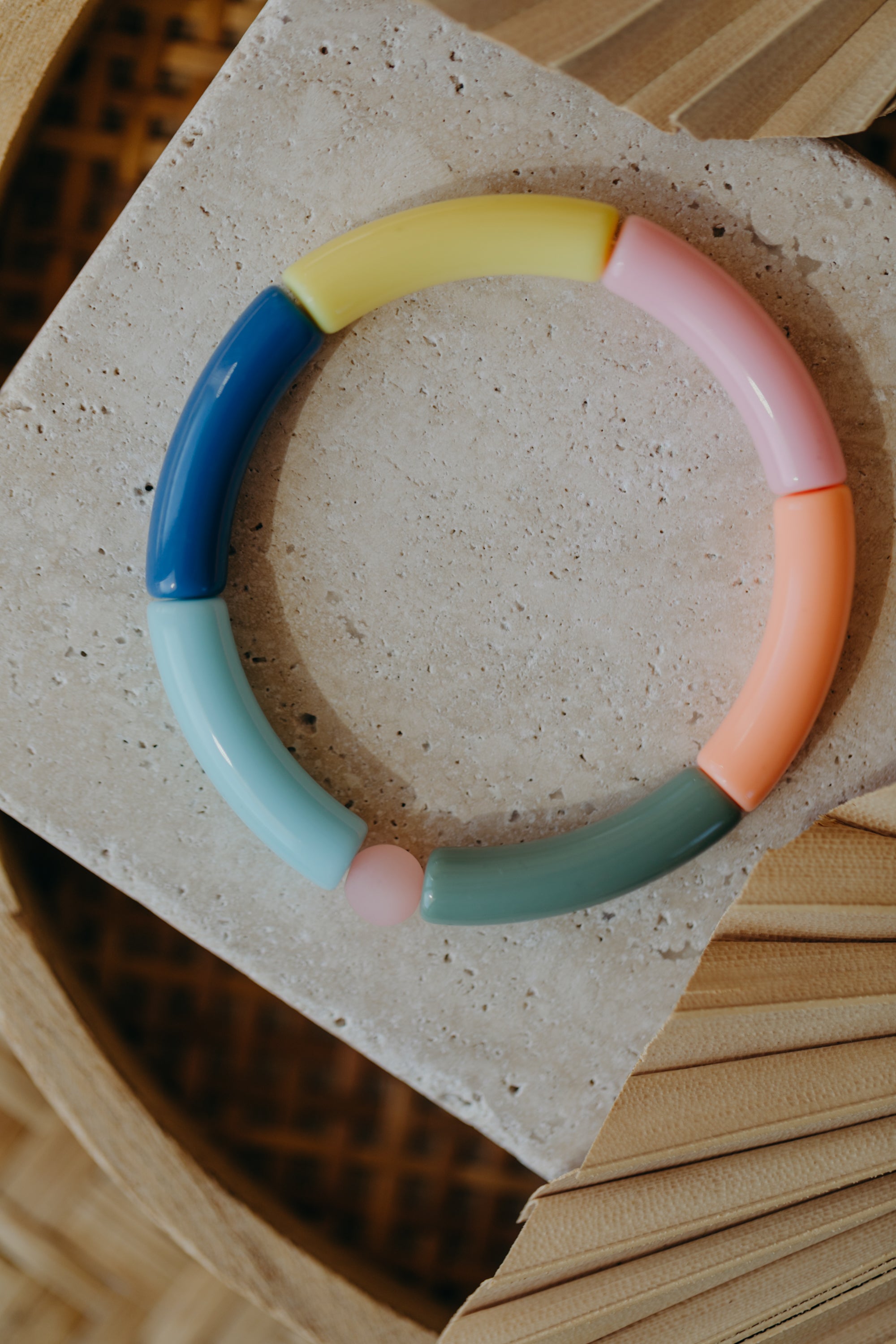 Perlenarmband 042 mit Tube Perlen in Gelb, Apricot, Rosa, Hellblau, Dunkelblau und Grün