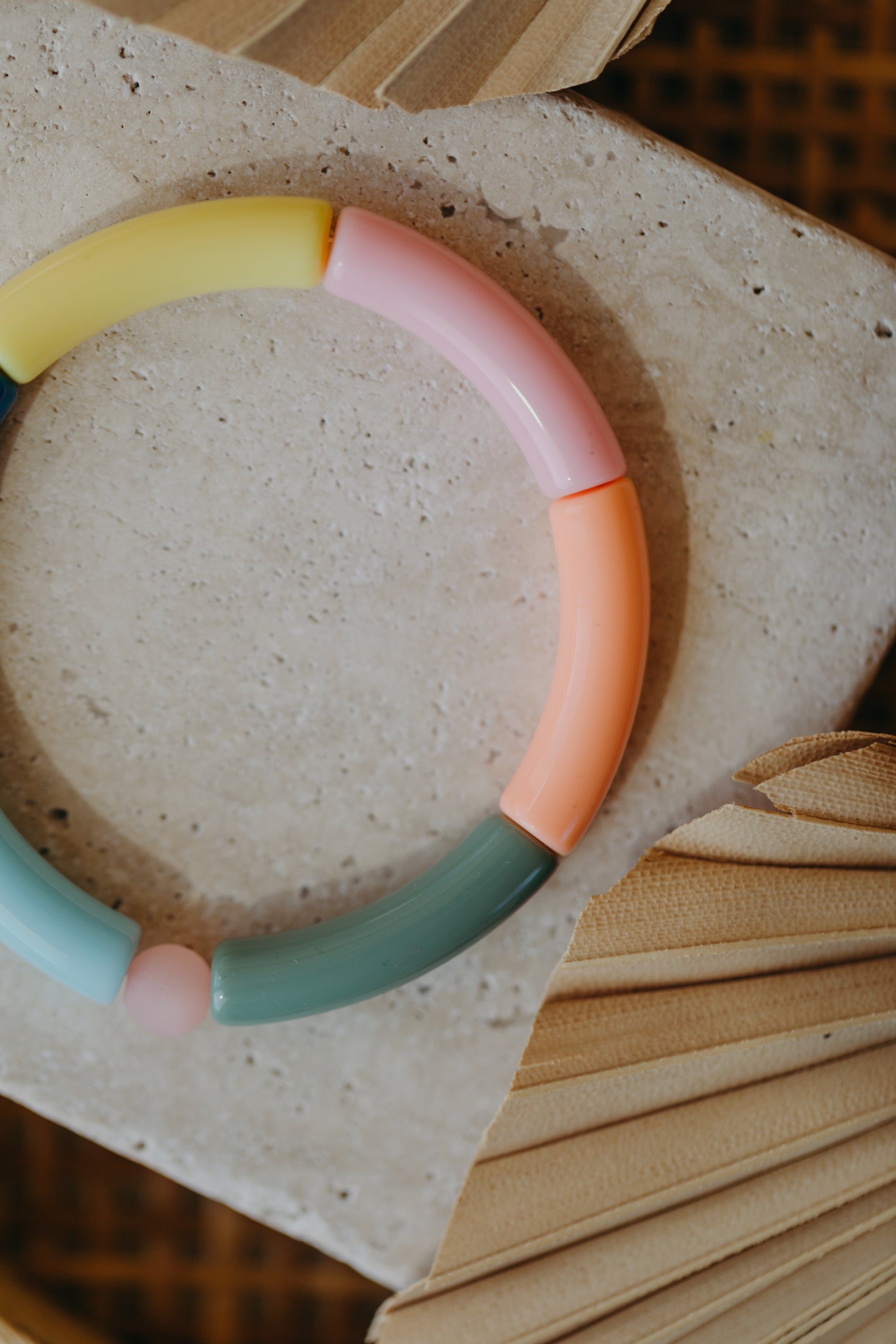 Perlenarmband 042 mit Tube Perlen in Gelb, Apricot, Rosa, Hellblau, Dunkelblau und Grün