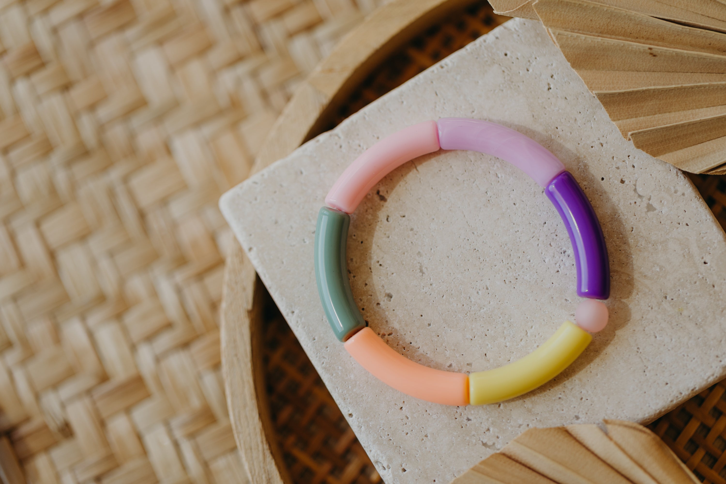 Pearl bracelet with tube pearls in gold, cream, yellow and purple