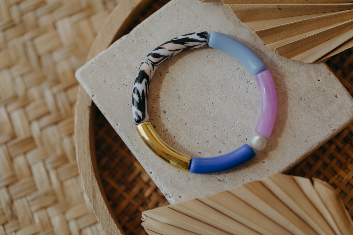 Perlenarmband 044 mit Tube Perlen in Gold, Blau, Lila und Leo Print