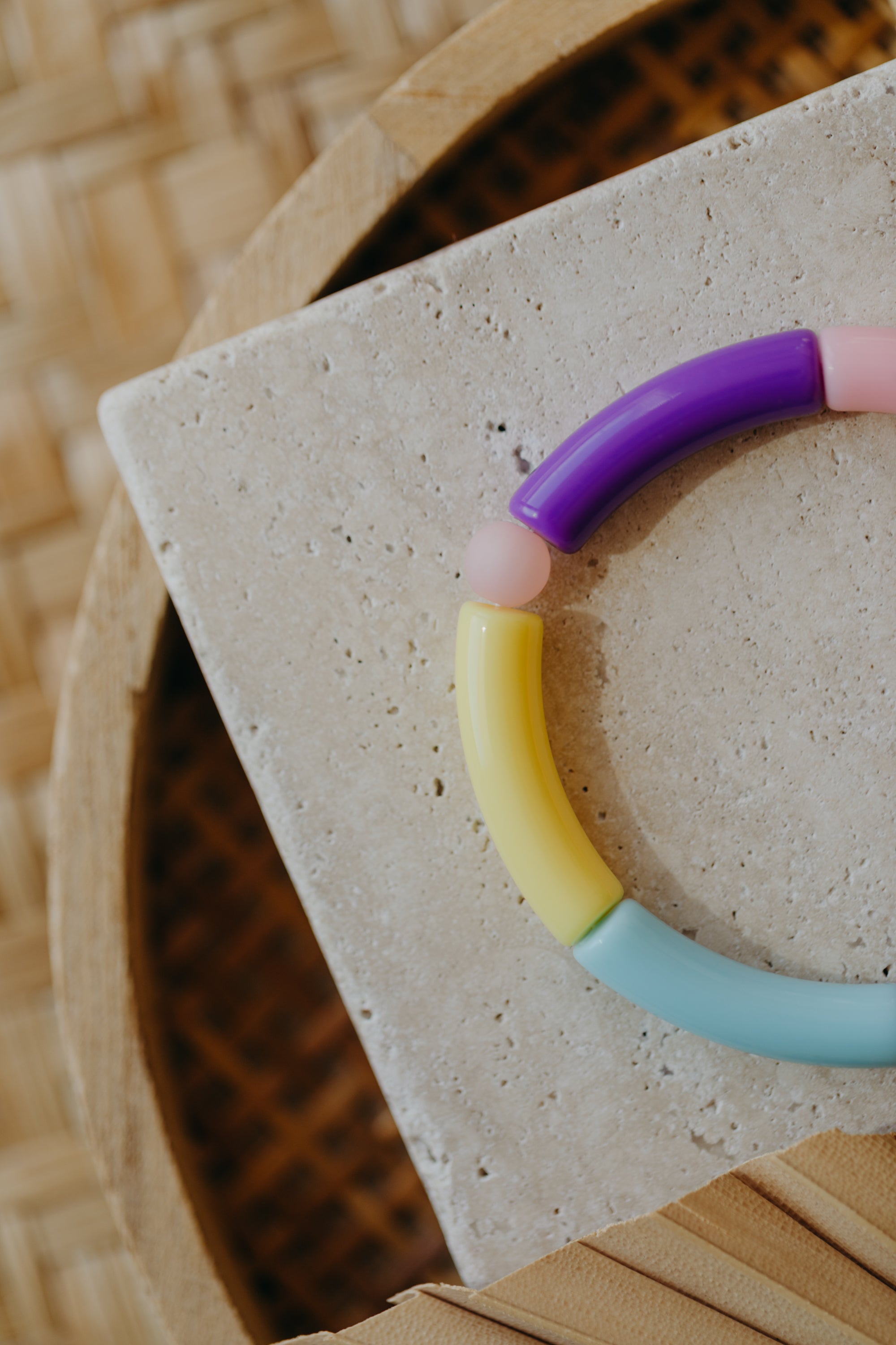 Perlenarmband 045 mit Tube Perlen in Gelb, Apricot, Rosa, Hellblau, Dunkelblau und Lila