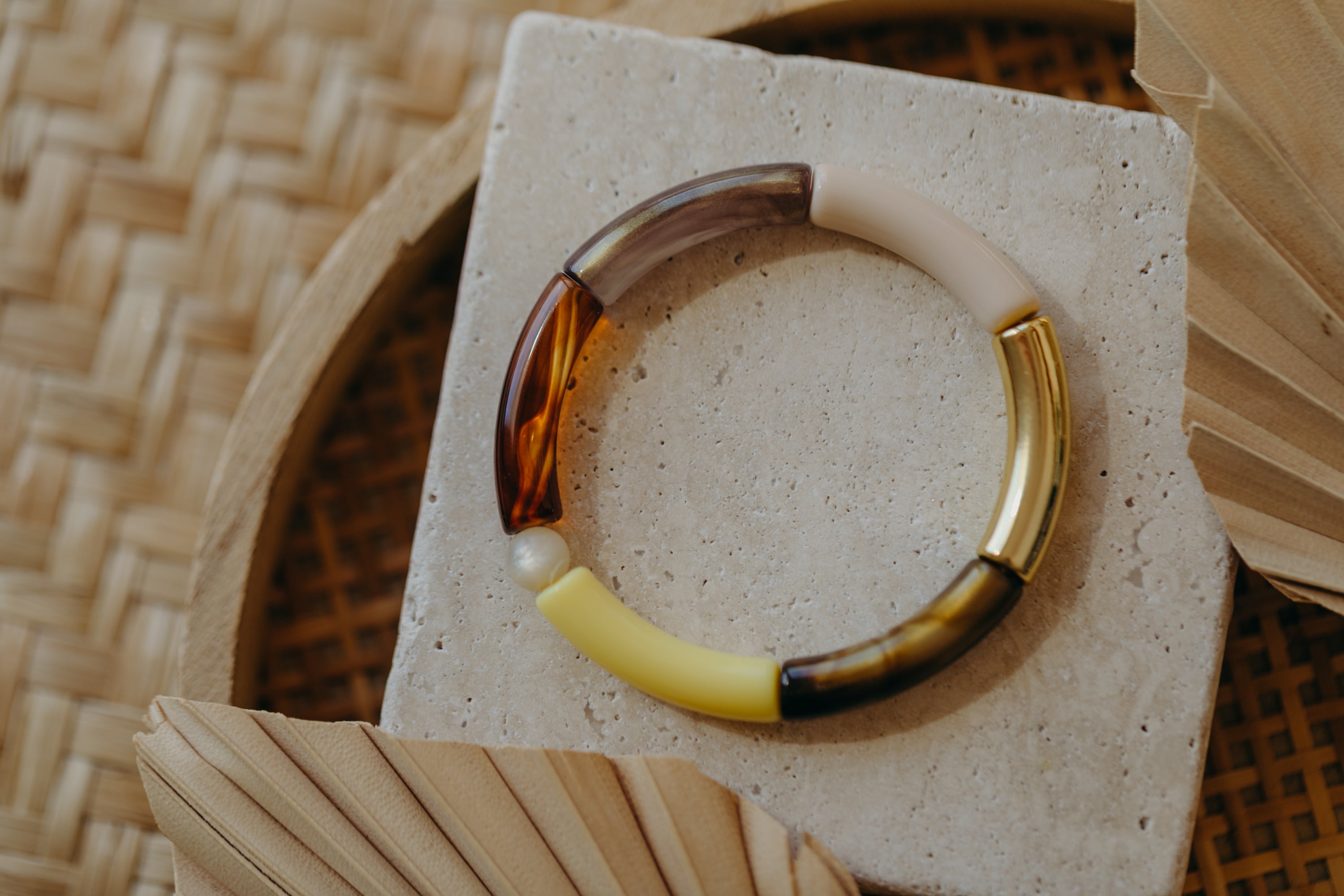 Pearl bracelet with tube pearls in gold, cream, yellow and purple