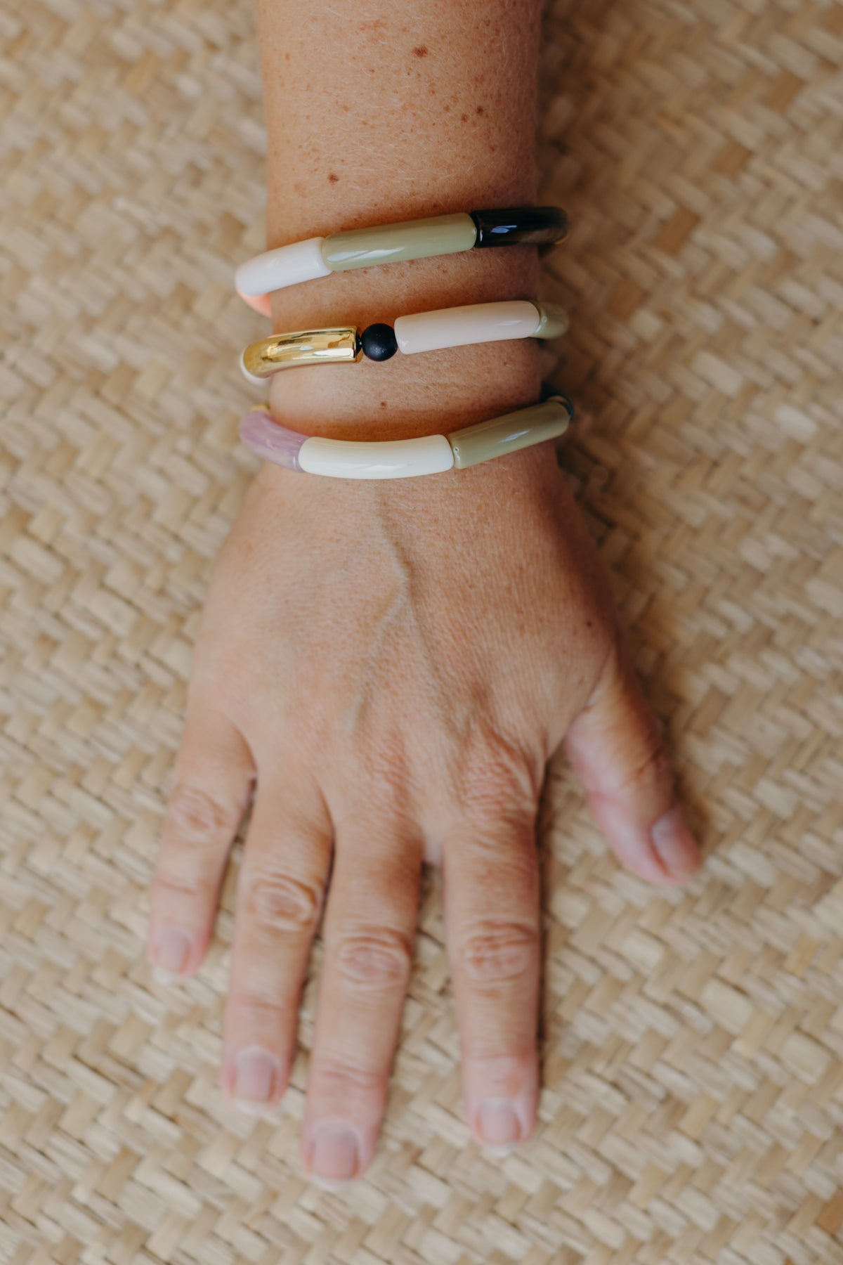 Perlenarmband 041 mit Tube Perlen in Gold, Creme, Lila, Grün und Leo Print