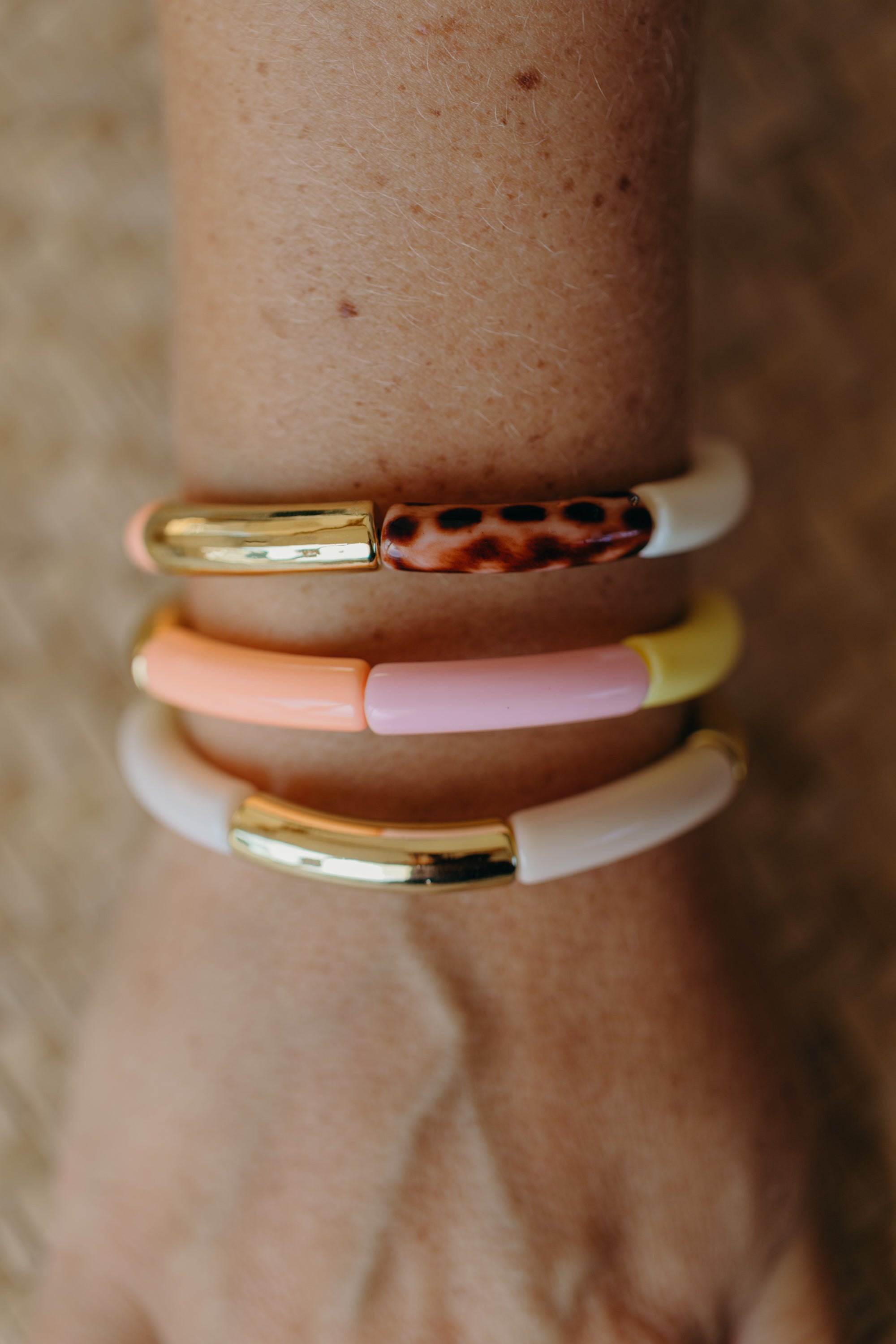 Perlenarmband 028 mit Tube Perlen in Gold, Gelb, Apricot, Rosa und Pink