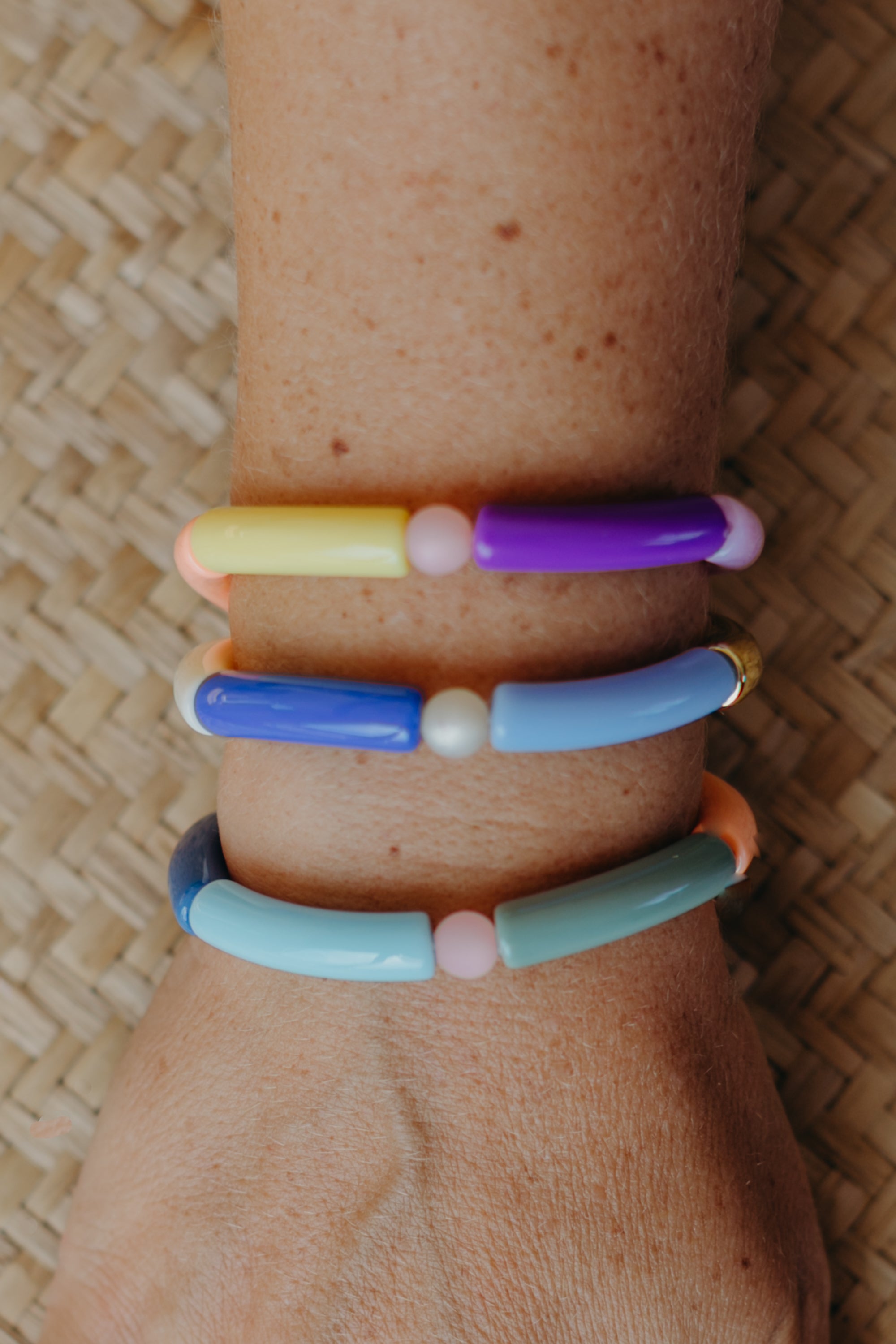 Perlenarmband 024 mit Tube Perlen in Gold, Creme, Gelb, Apricot, Rosa und Hellblau