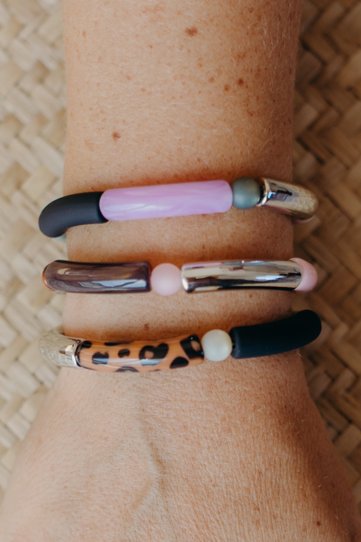 Perlenarmband 044 mit Tube Perlen in Gold, Blau, Lila und Leo Print