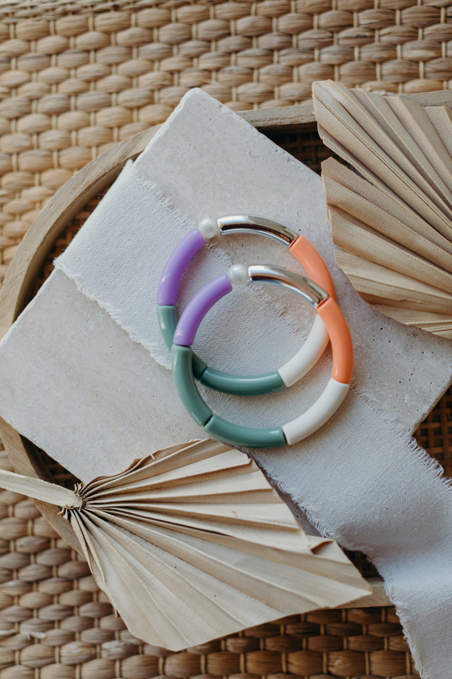 Perlenarmband 076 mit Tube Perlen in Silber, Grün, Orange und Creme