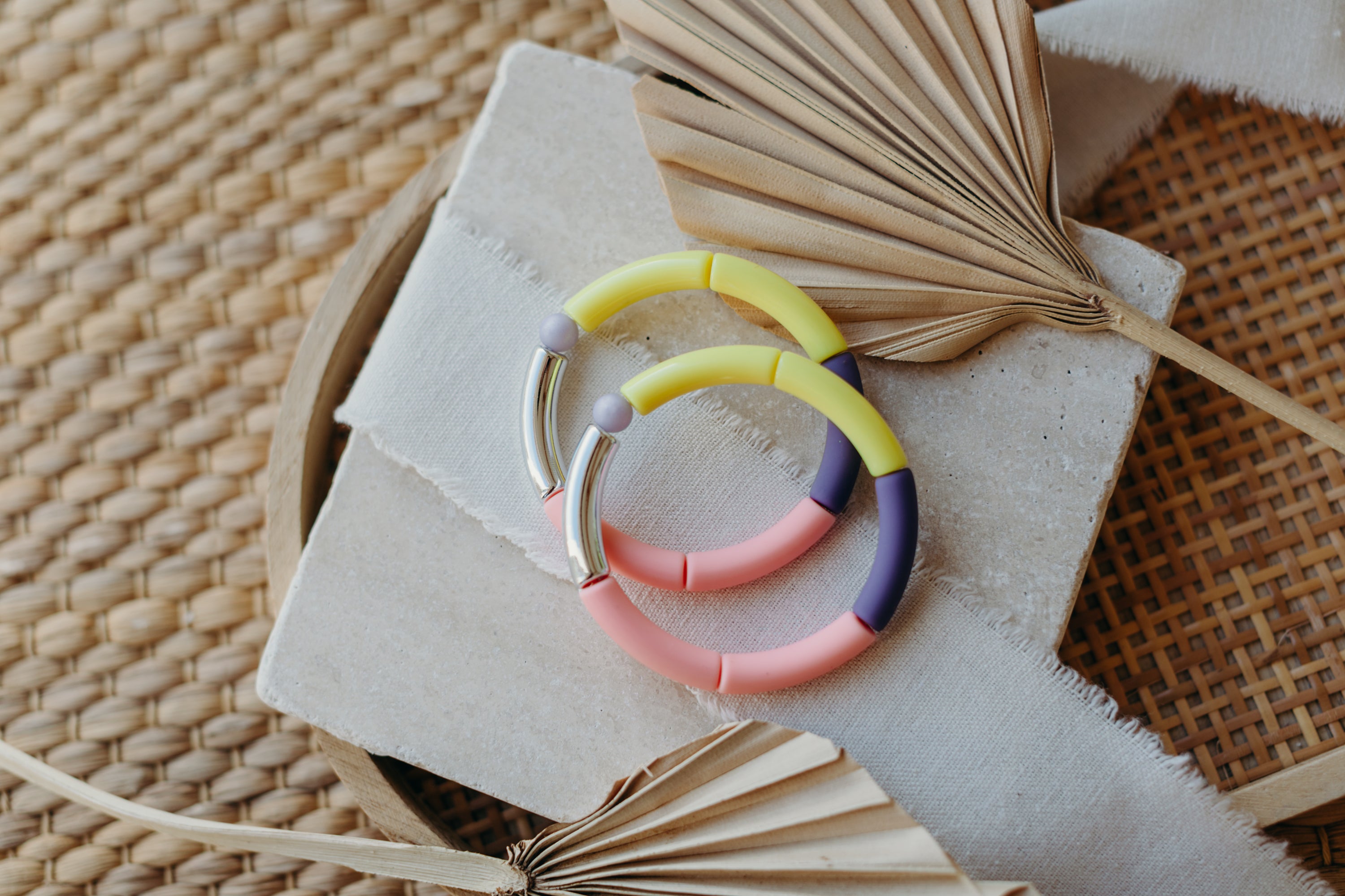 Pearl bracelet 074 with tube beads in silver, yellow, purple and pink