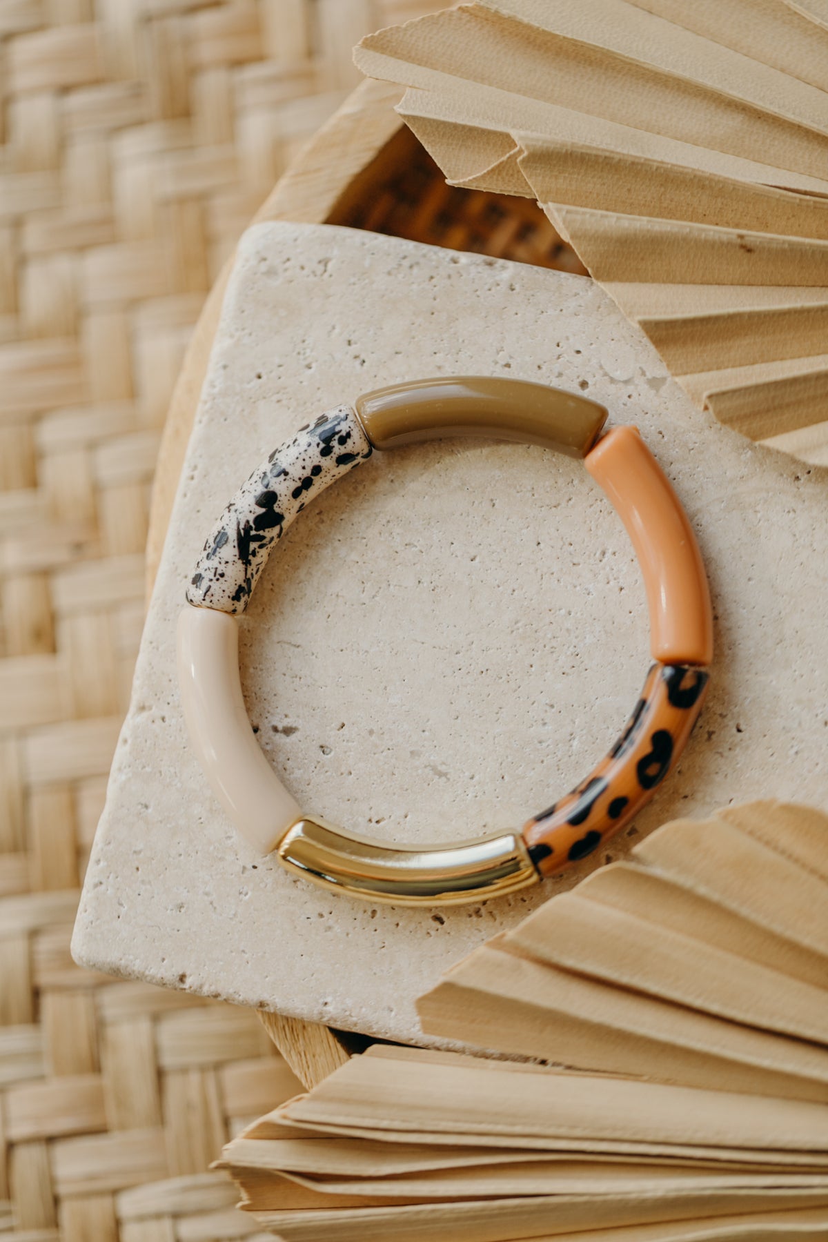 Perlenarmband 083 mit Tube Perlen in creme, hellbraun und Animal Print