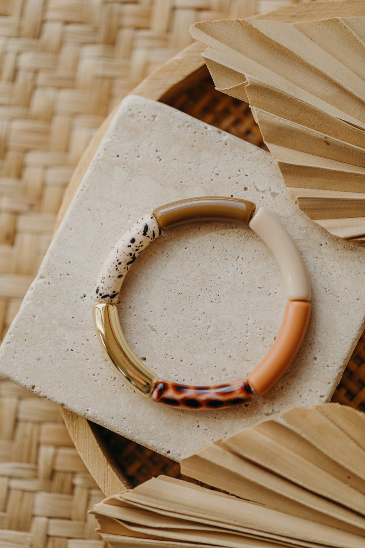 Perlenarmband 085 mit Tube Perlen in creme, hellbraun und Animal Print Leo