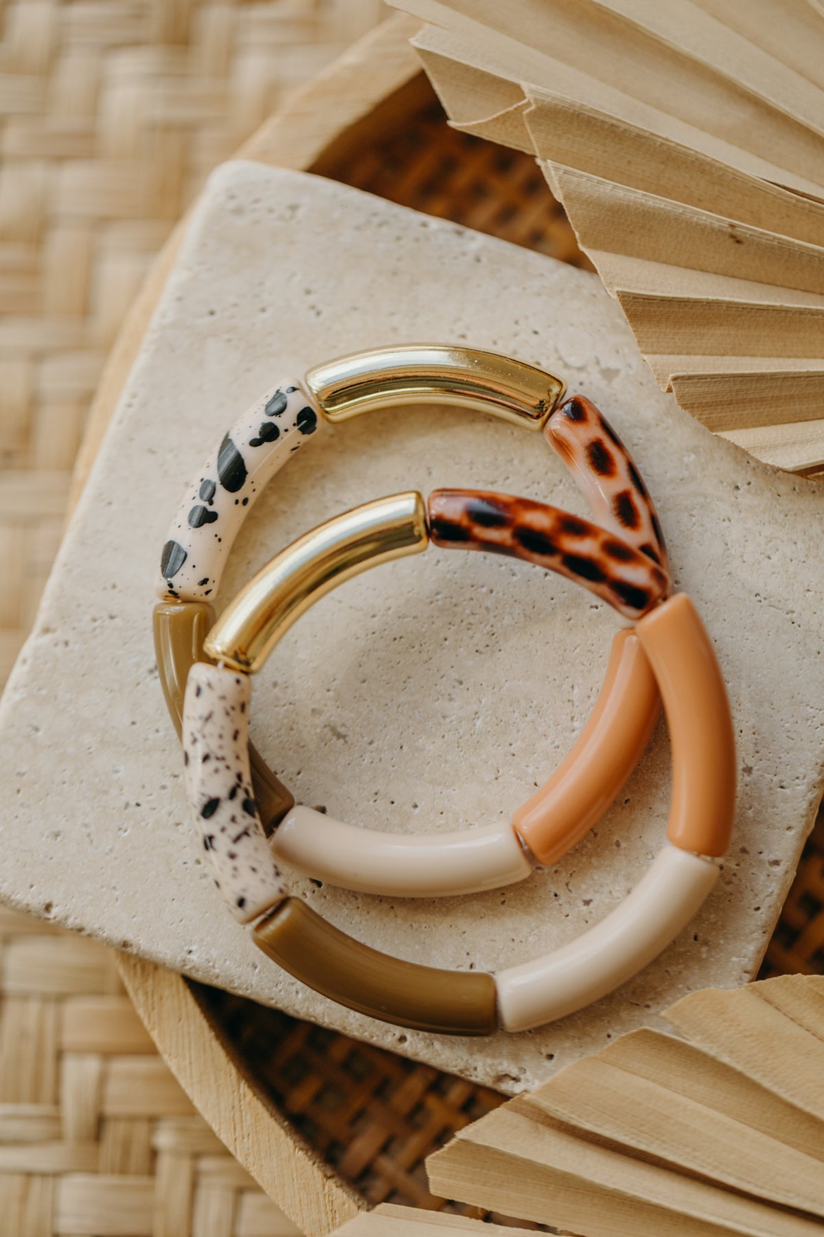 Perlenarmband 085 mit Tube Perlen in creme, hellbraun und Animal Print Leo