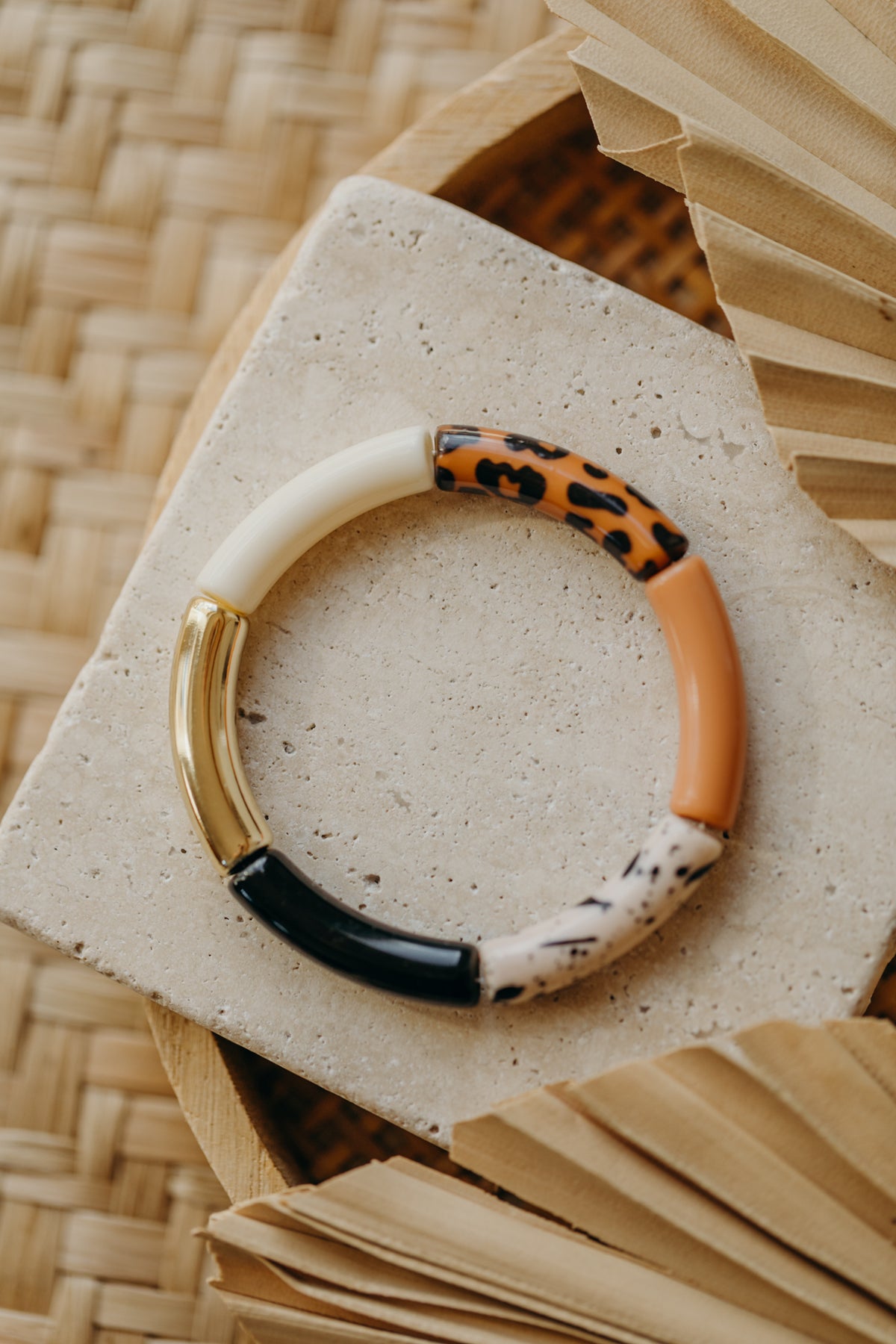 Perlenarmband 087 mit Tube Perlen in creme, braun, schwarz und Animal Print