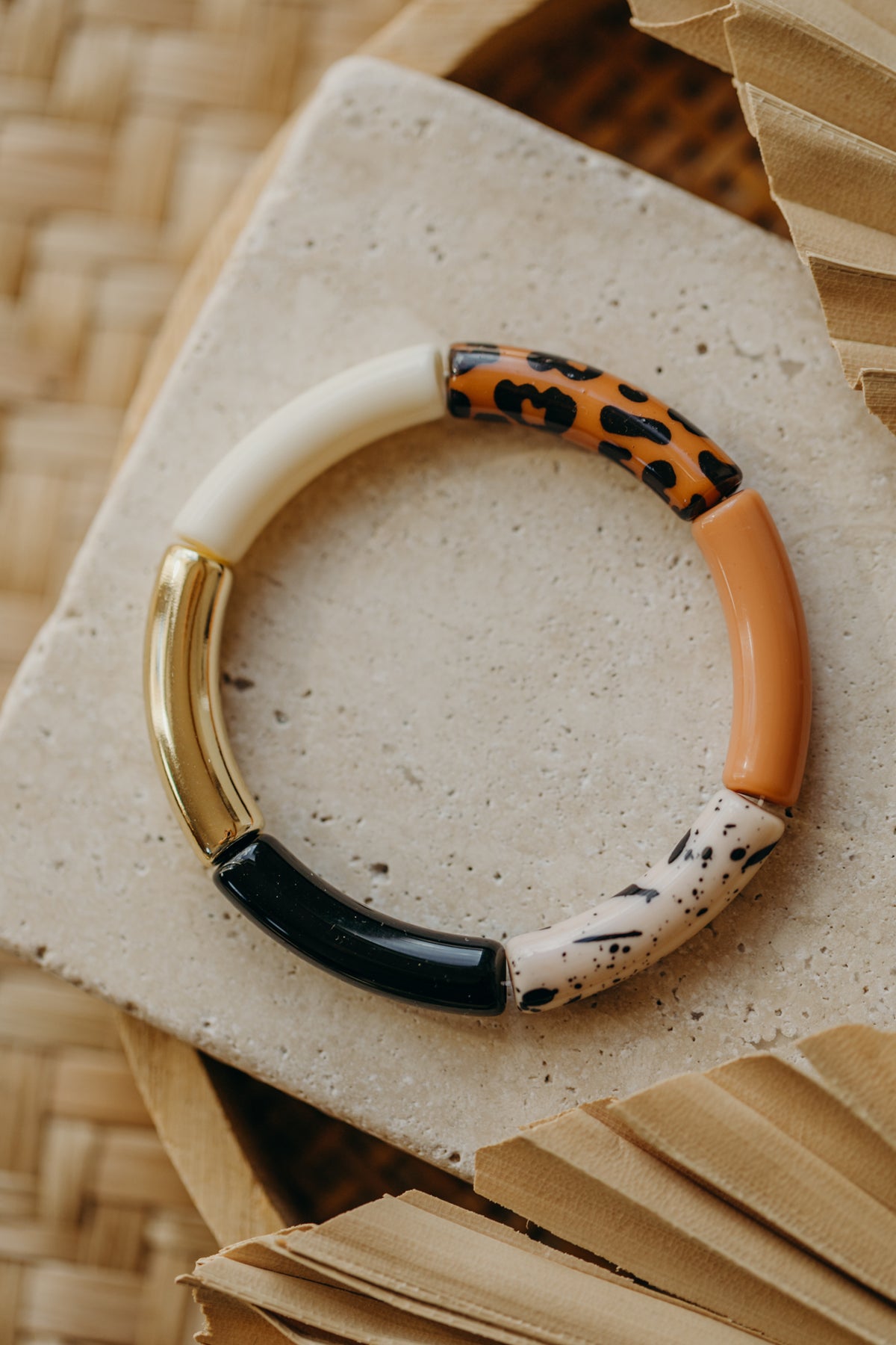 Perlenarmband 087 mit Tube Perlen in creme, braun, schwarz und Animal Print