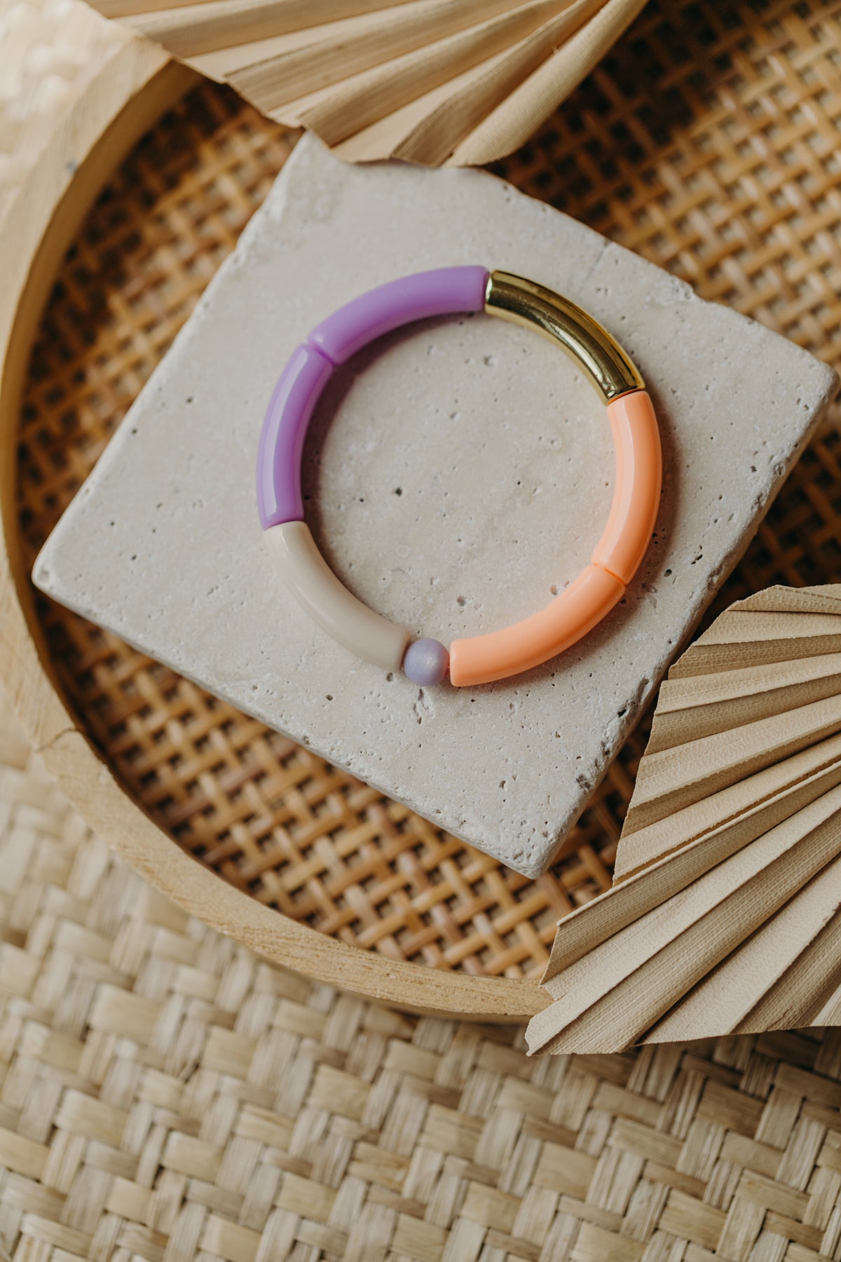 Perlenarmband 053 mit Tube Perlen in Gold, Orange, Lila und Beige