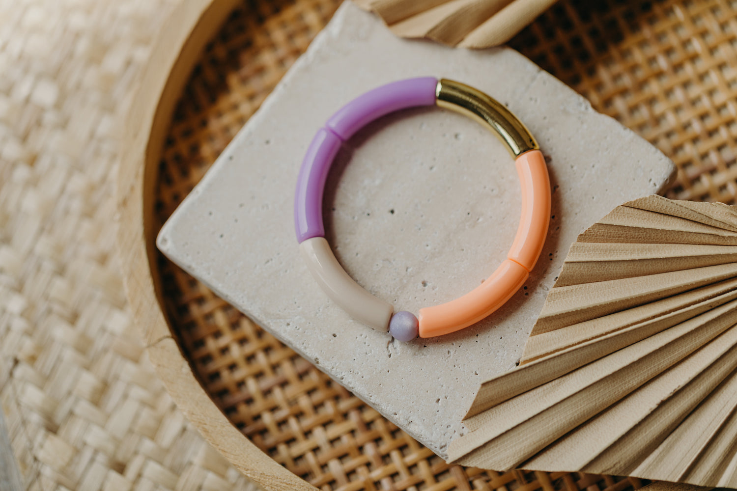 Perlenarmband 053 mit Tube Perlen in Gold, Orange, Lila und Beige