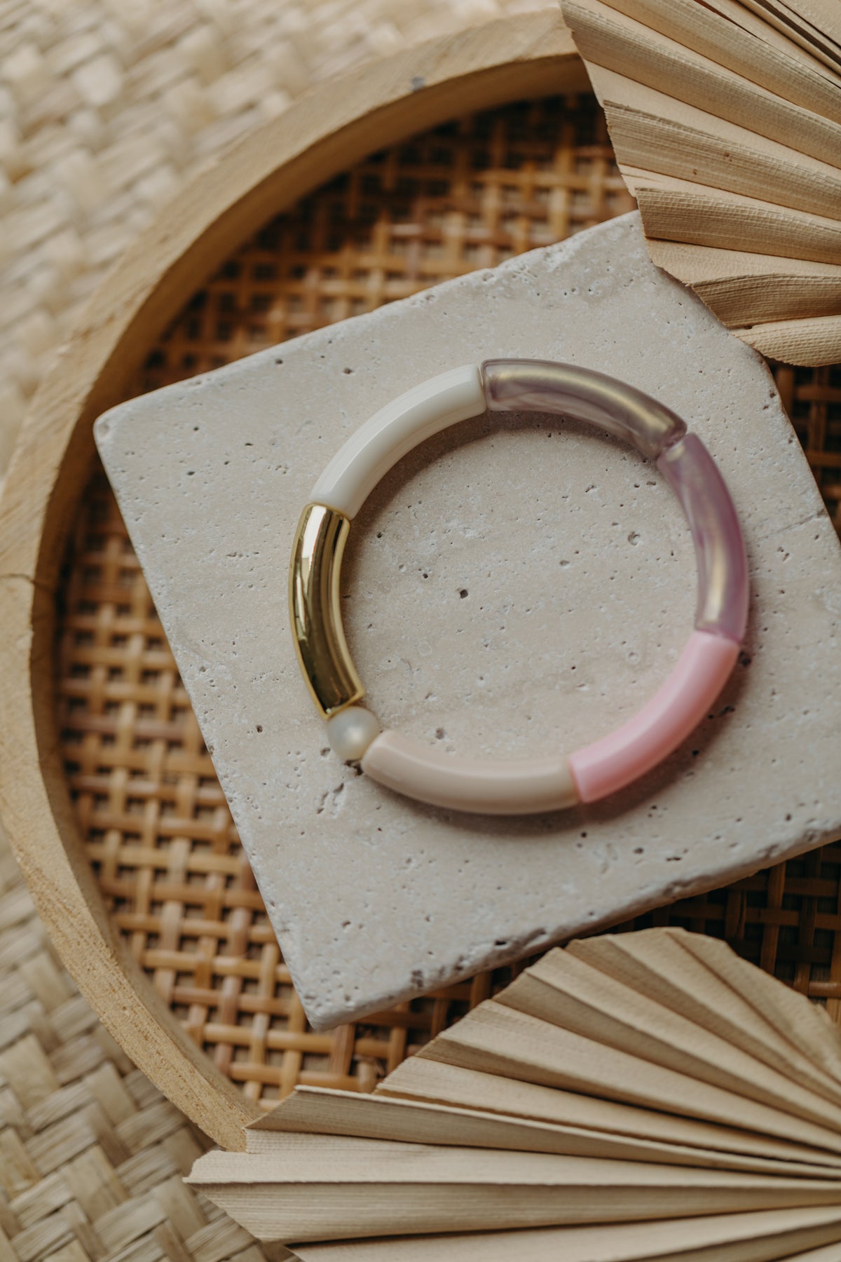 Perlenarmband 048 mit Tube Perlen in Gold, Weiß, Creme und Rosa