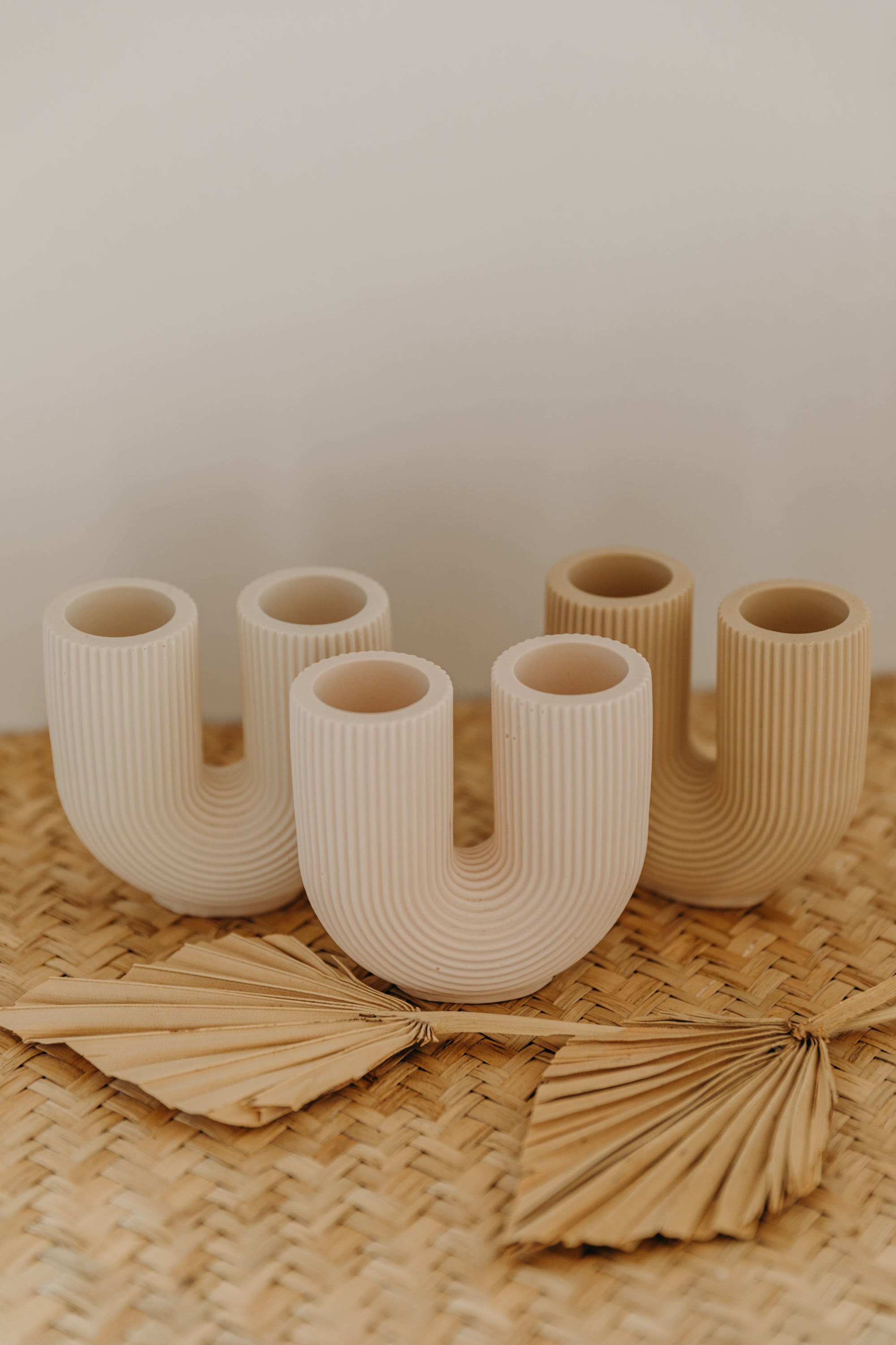 kleine hellrosa Vase in U-Form