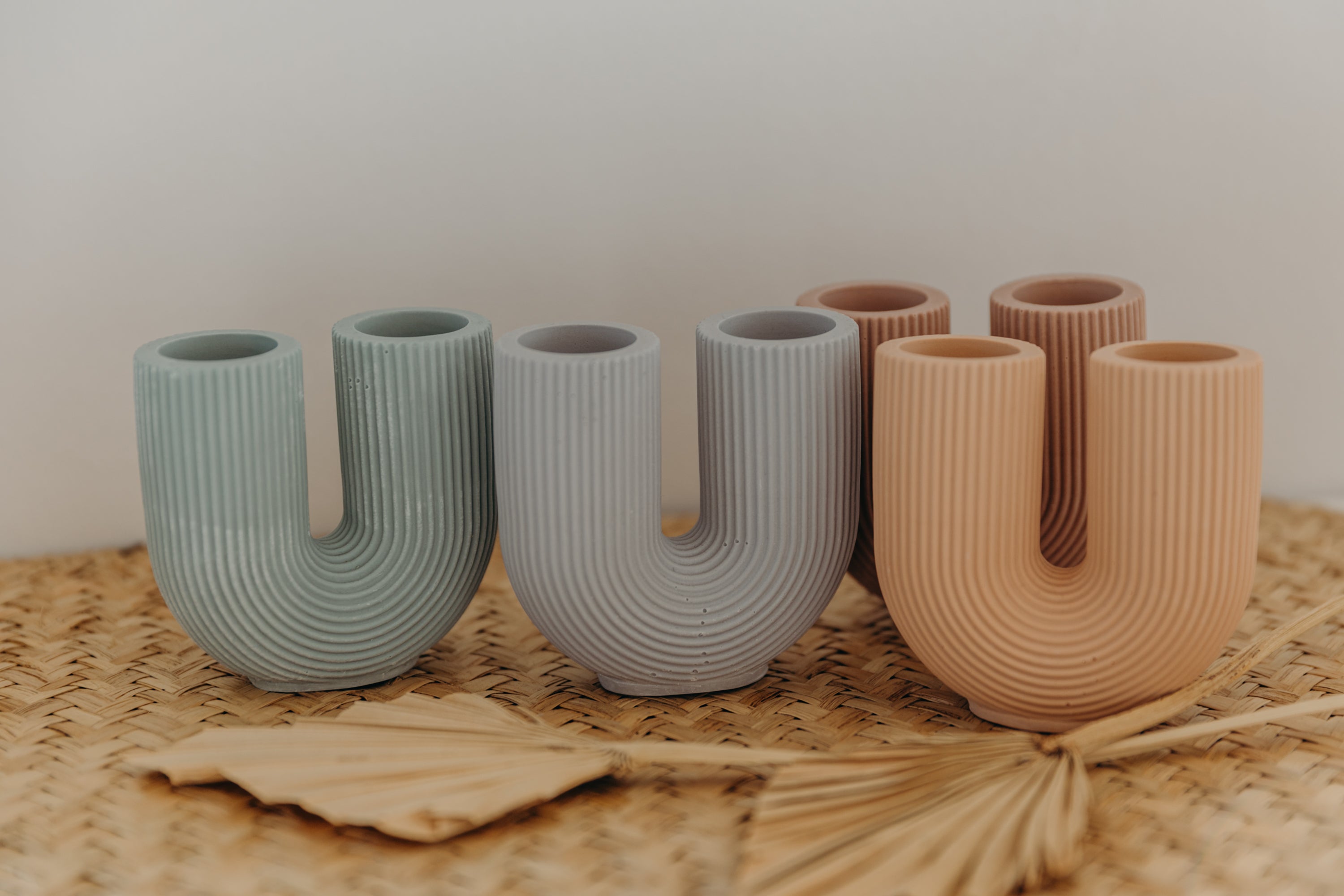 kleine mint farbene Vase in U-Form