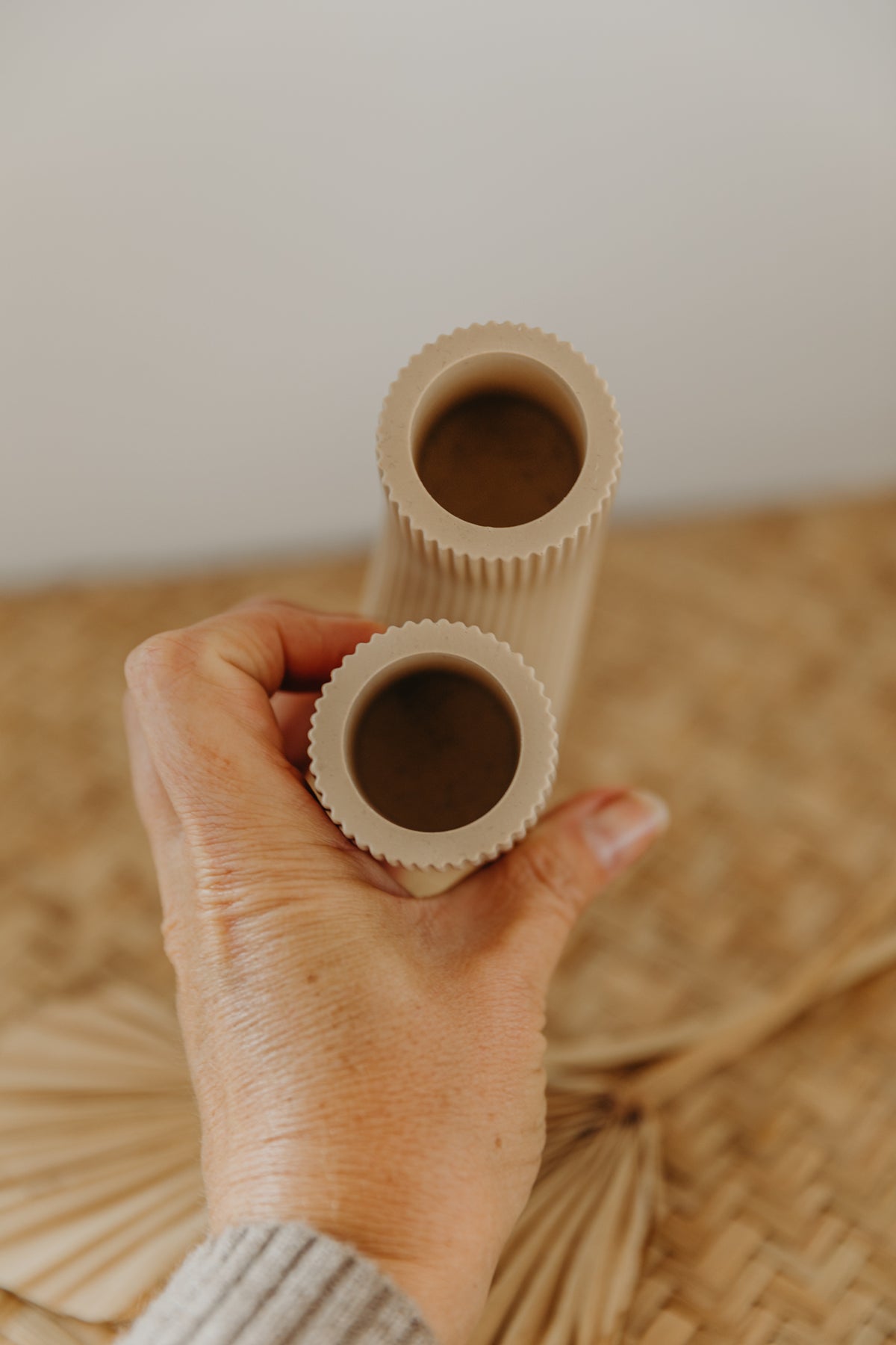 kleine beige Vase in U-Form