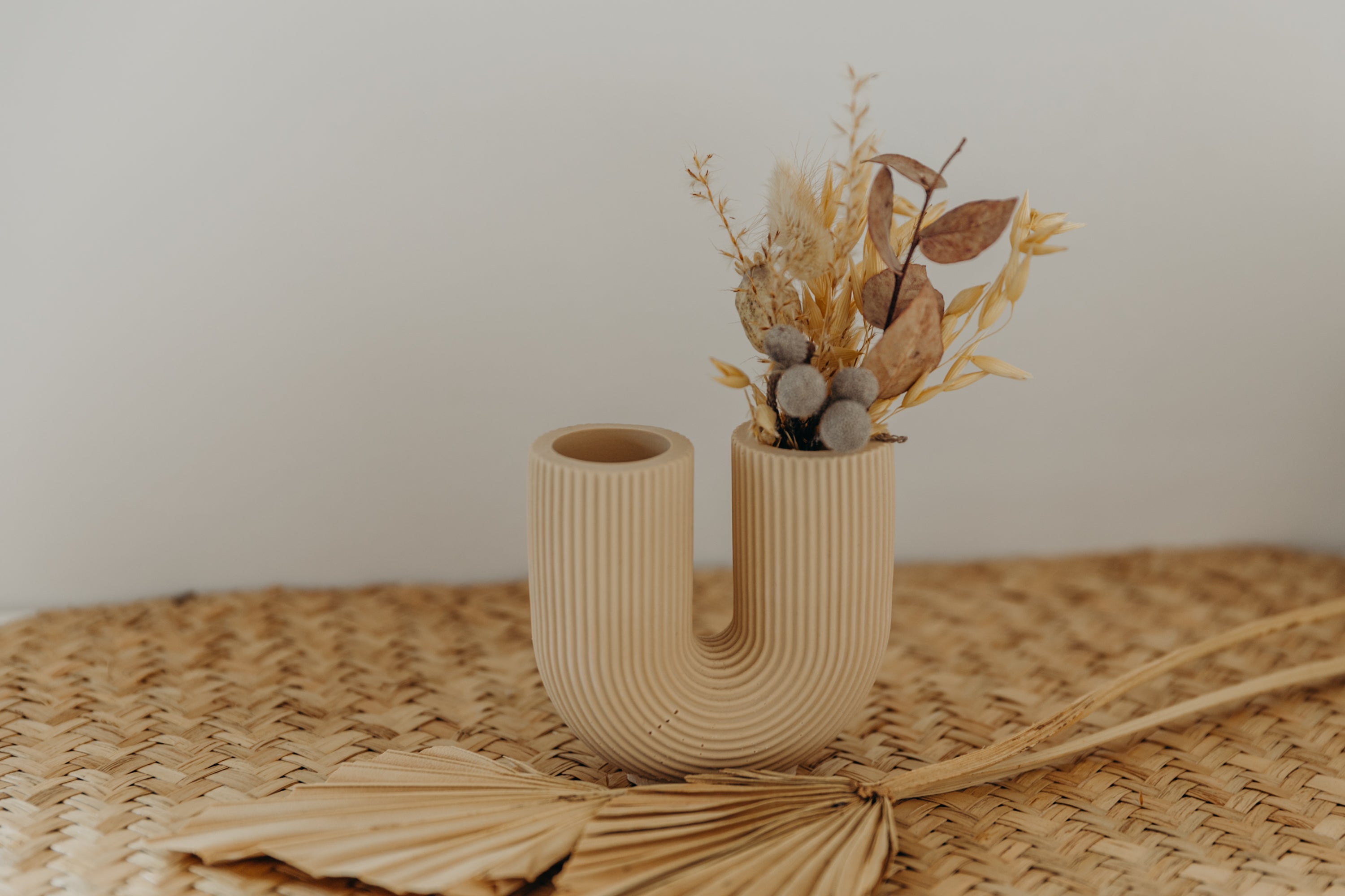 kleine beige Vase in U-Form