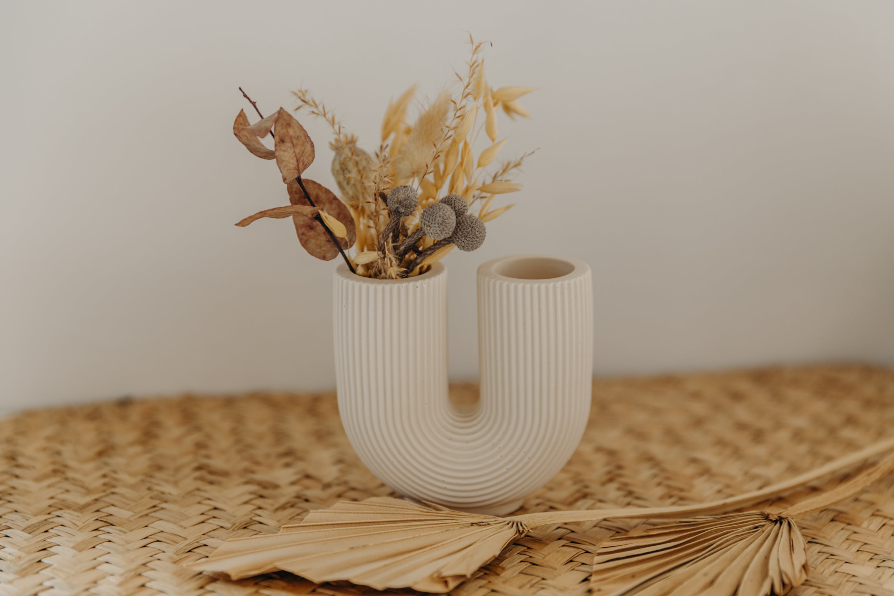 kleine helle Vase in U-Form