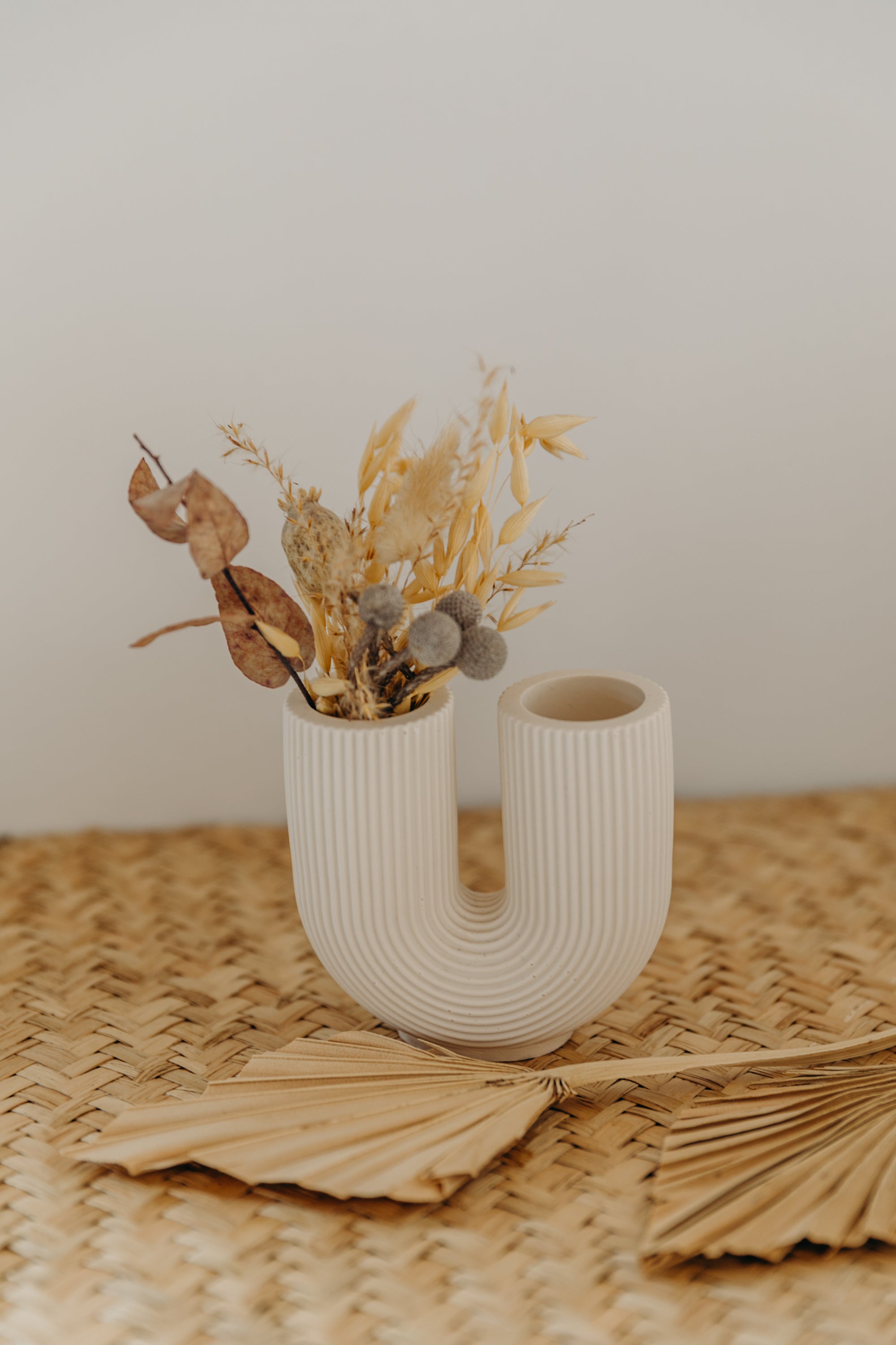 kleine helle Vase in U-Form