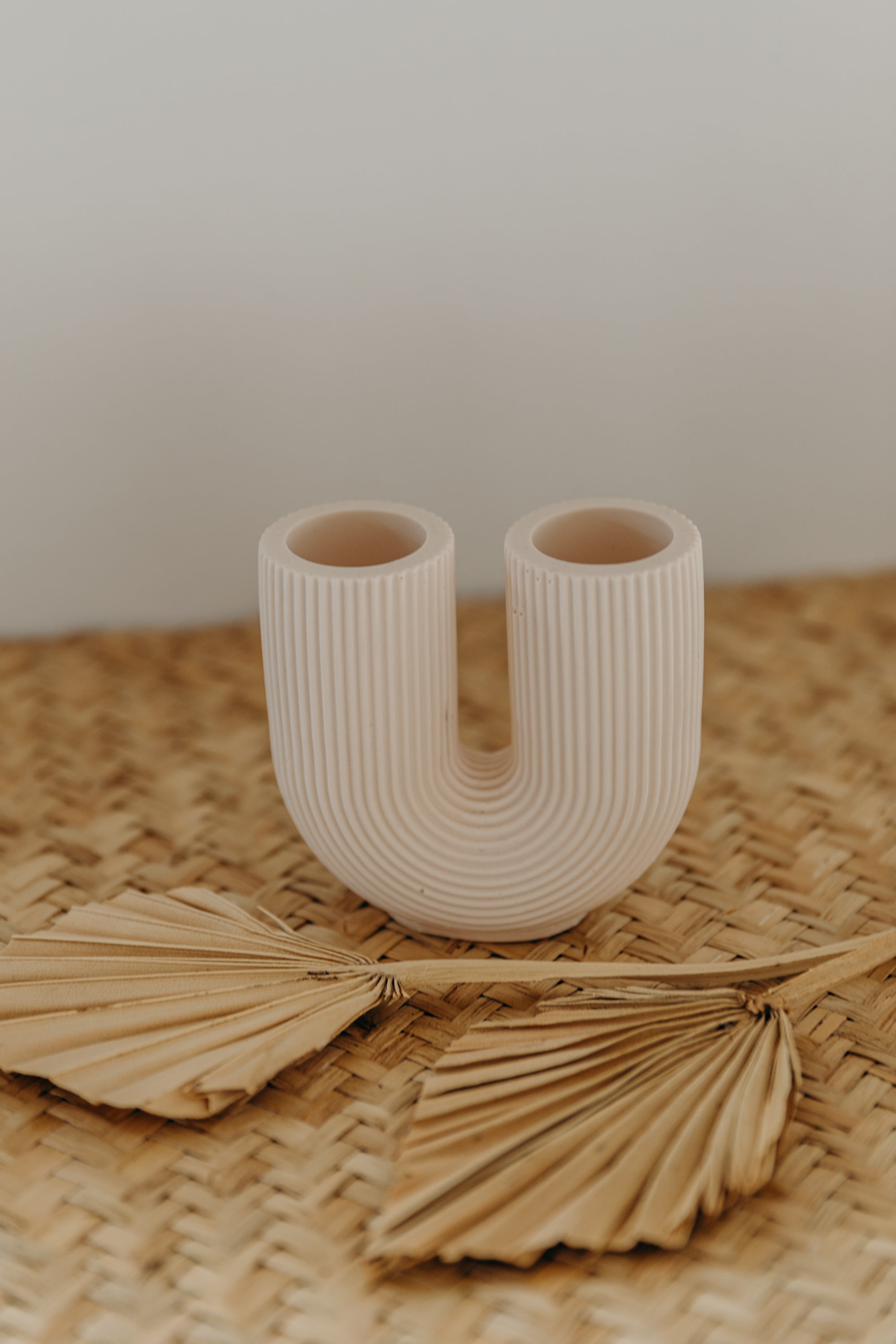 kleine hellrosa Vase in U-Form