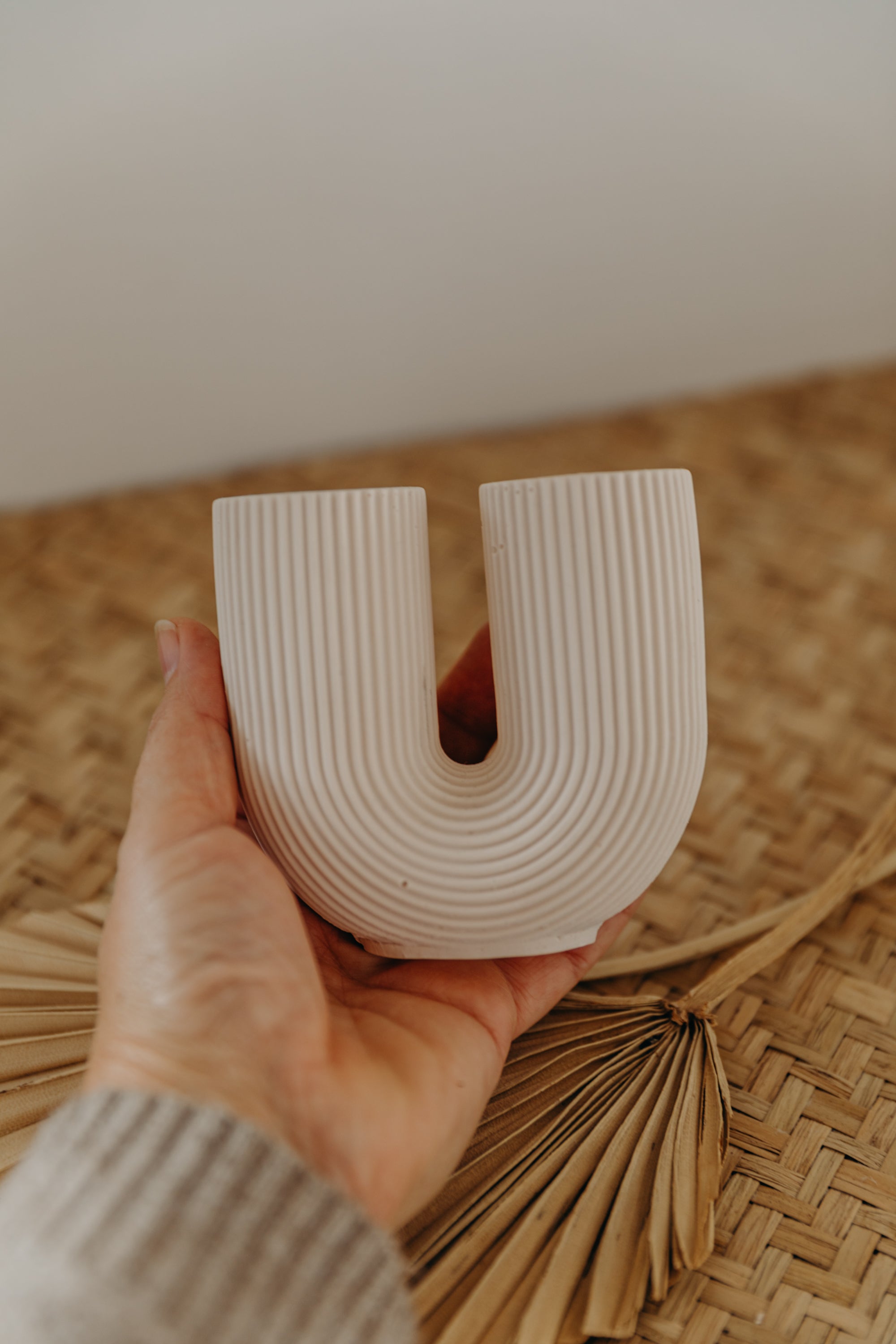 kleine hellrosa Vase in U-Form